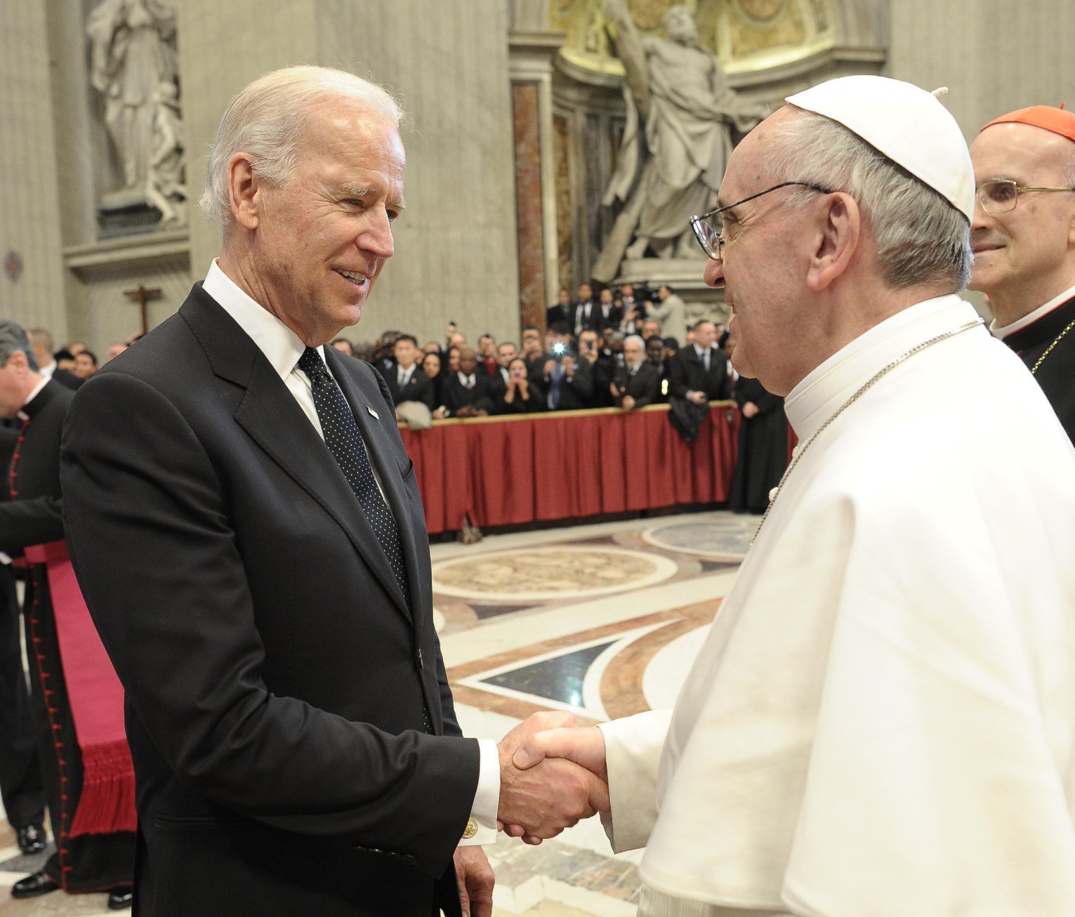 El papa Francisco saluda al entonces vicepresidente Joe Biden en la Basílica de San Pedro en el Vaticano el 19 de marzo de 2013, mientras el nuevo pontífice recibe a los dignatarios después de su misa inaugural. El papa y el presidente Biden se reunirán en el Vaticano el 29 de octubre de 2021. (CNS foto/Vatican Media)
