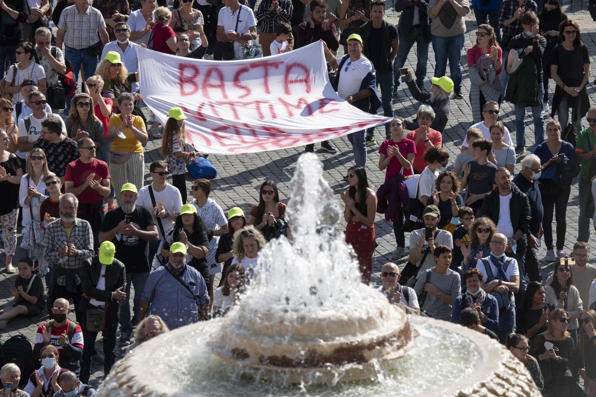 Personas en la Plaza de San Pedro asisten al Ángelus dirigido por el papa Francisco desde la ventana de su estudio con vistas a la plaza del Vaticano el 24 de octubre de 2021. (Foto: CNS /Vatican Media)