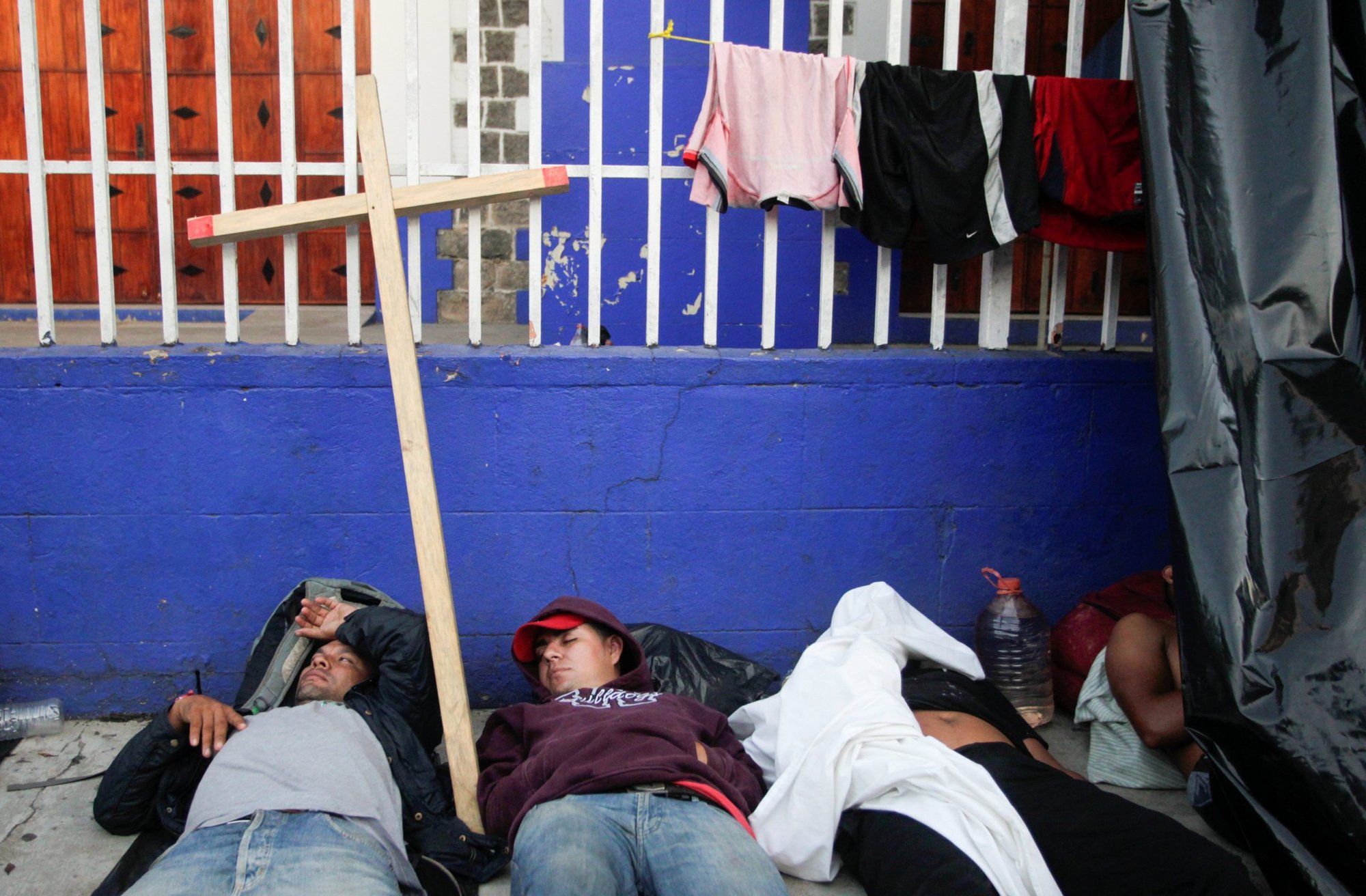 Migrantes en Huixtla, México, descansan mientras se unen a una caravana que se dirige a la Ciudad de México el 26 de octubre de 2021. El obispo Mark J. Seitz de El Paso, Texas, instó al gobierno de Biden el día anterior "actuar de inmediato" para poner fin a los Protocolos de Protección Migratoria, o la política "Permanezca en México". El 20 de enero, la administración había suspendido la política, pero la Corte Suprema de Estados Unidos ordenó recientemente que dicha política se restableciera. (Foto: CNS /Daniel Becerril, Reuters)