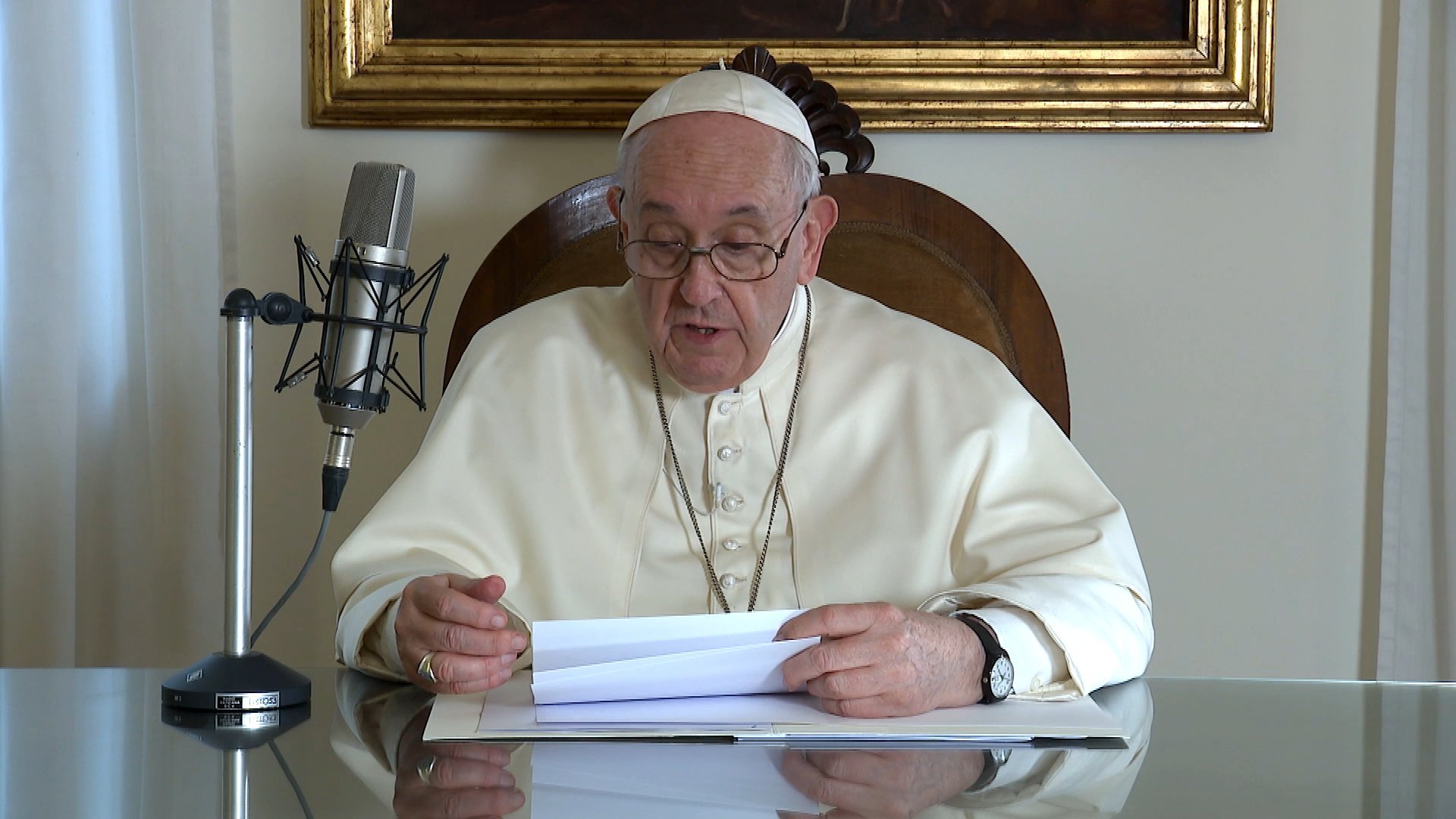 El Papa Francisco lee un mensaje a los oyentes de BBC Radio el 29 de octubre de 2021, en esta imagen tomada del vídeo publicado por el Vaticano. El Papa dijo que las crisis causadas por el cambio climático y agravadas por la pandemia del COVID-19 requieren una respuesta contundente para evitar una "'tormenta perfecta' que podría romper los lazos que mantienen unida a nuestra sociedad dentro del gran don de la creación de Dios." (Foto: CNS/Vatican Media)