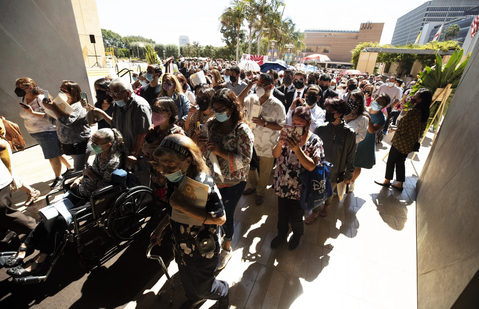 Católicos de Los Ángeles entran en la Catedral de Nuestra Señora de los Ángeles tras la apertura de las Puertas Santas. (Víctor Alemán)
