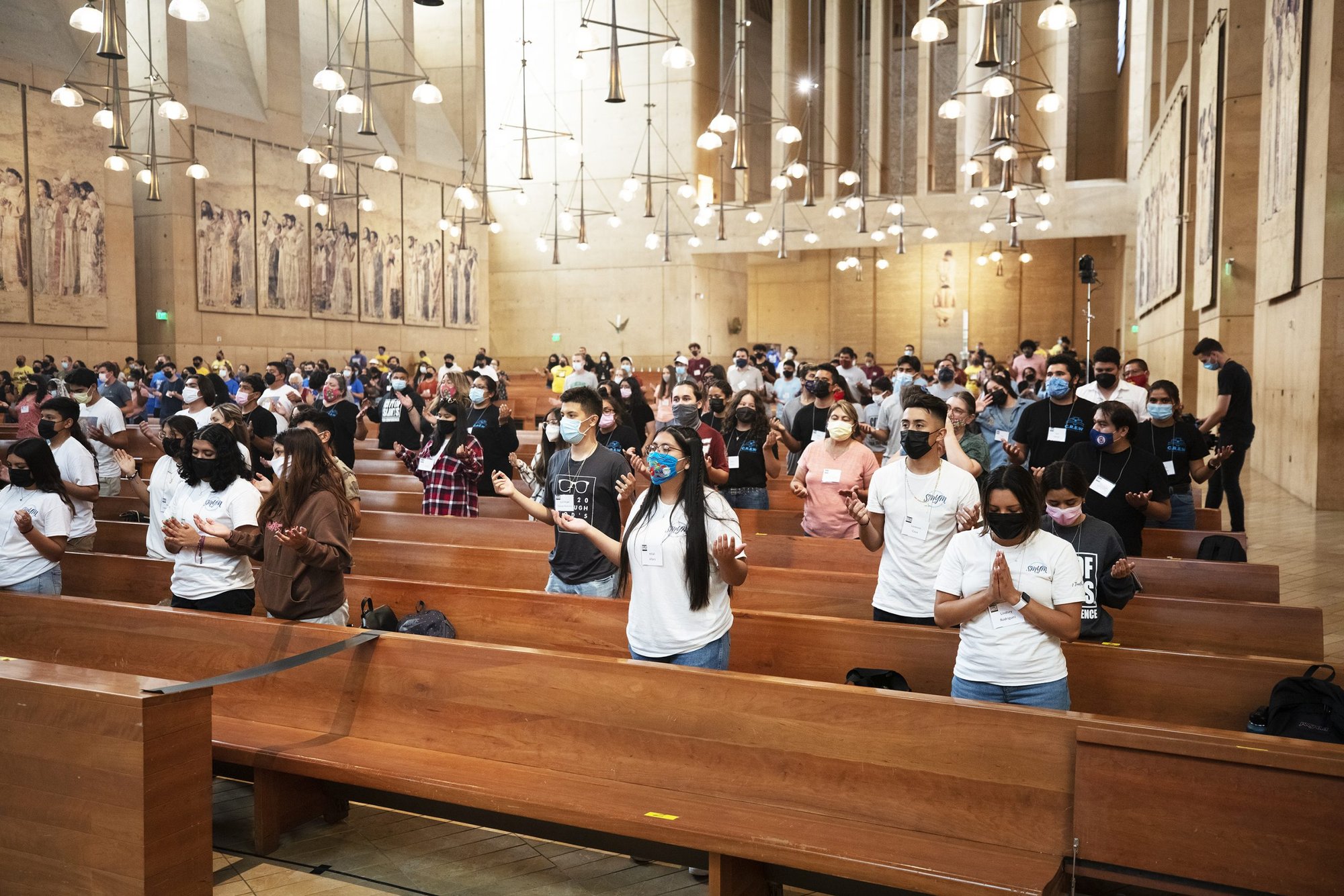 Católicos de Los Ángeles rezan en la Catedral de Nuestra Señora de los Ángeles durante la Ciudad de los Santos 2021. (Foto: Víctor Alemán)
