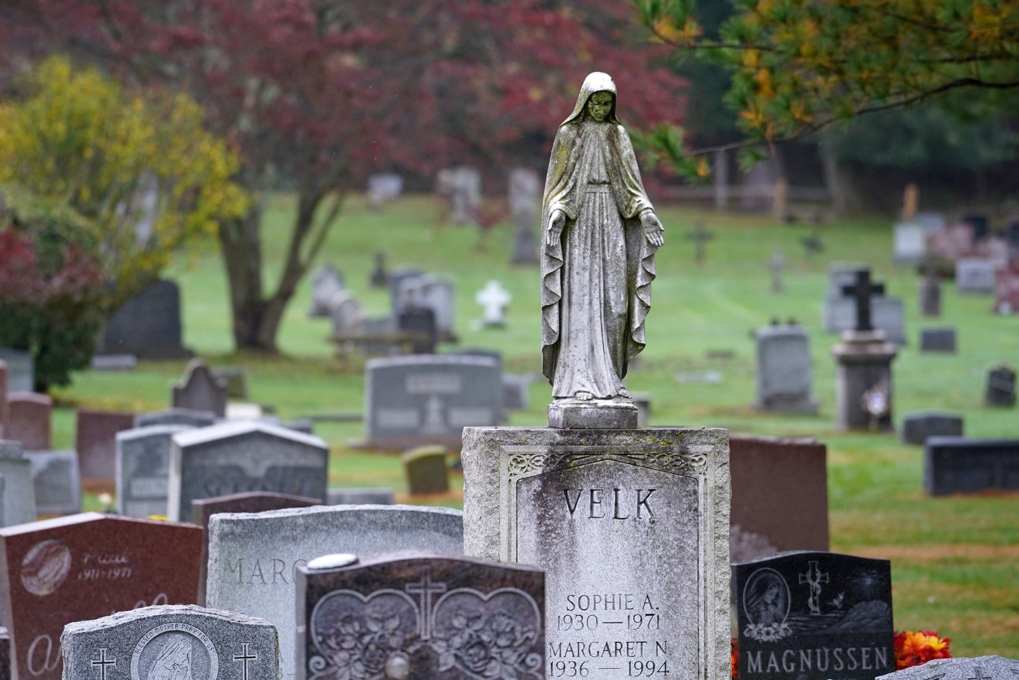 Una estatua de María entre las lápidas del cementerio parroquial de la Iglesia de Santiago en Setauket, Nueva York, el 23 de octubre de 2020. El Día de Todos los Fieles Difuntos, la conmemoración de todos los fieles difuntos, se celebra el 2 de noviembre. (Foto: CNS /Gregory A. Shemitz)