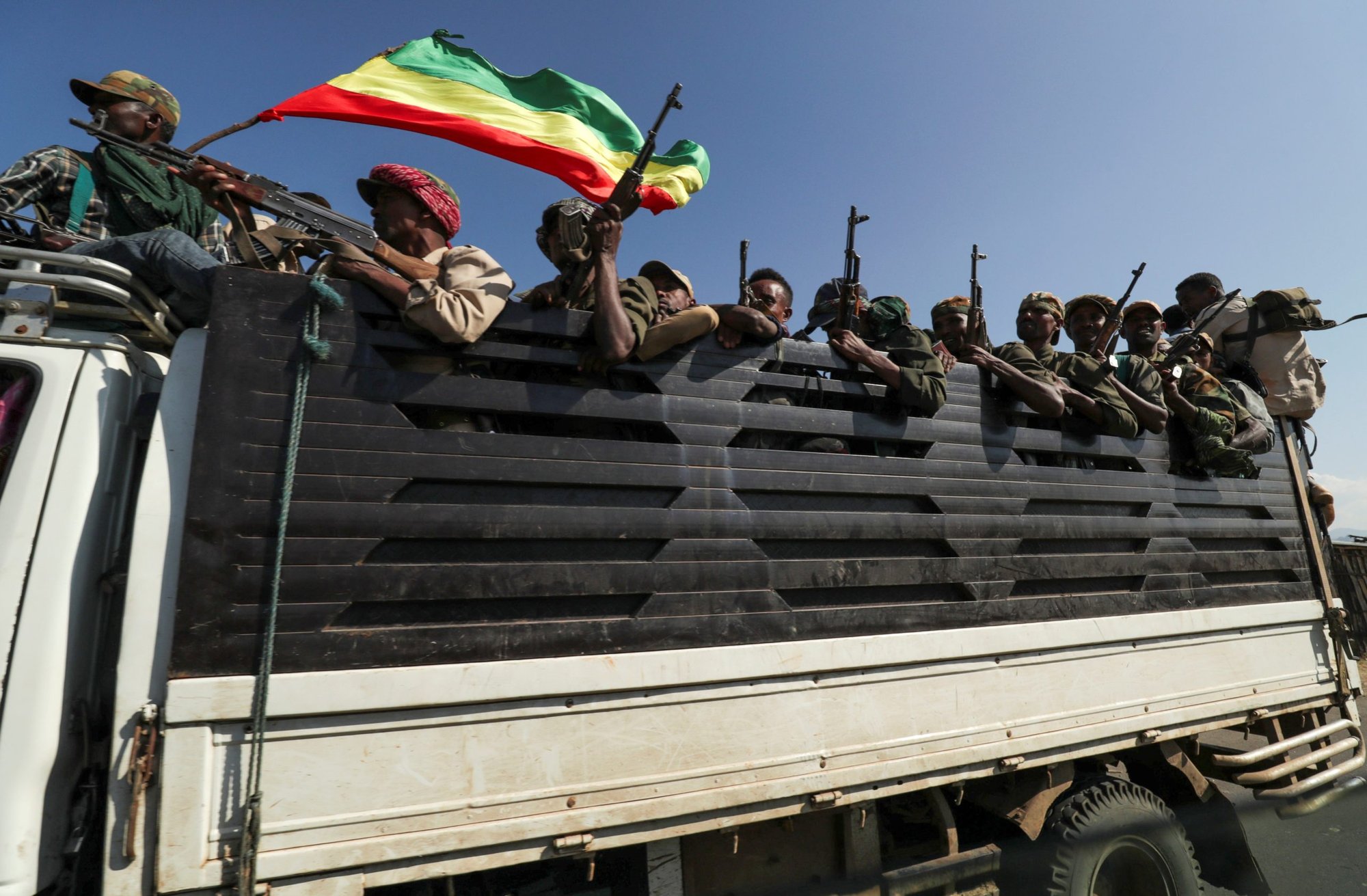 Miembros armados de las milicias de la región de Amhara viajan en su camión en Sanja, Etiopía, cerca de la frontera con Tigray, el 9 de noviembre de 2020, mientras se dirigen a enfrentarse al Frente de Liberación Popular de Tigray. Imagen referencial. (Foto CNS/Tiksa Negeri, Reuters)