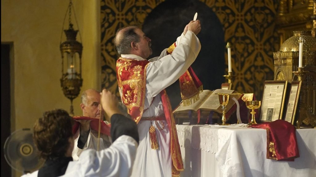 El 1 de julio, el padre Richard Munkelt celebra una misa tradicional en latín, en el Seminario de la Inmaculada Concepción, en Huntington, Nueva York. (Foto CNS / Gregory A. Shemitz)