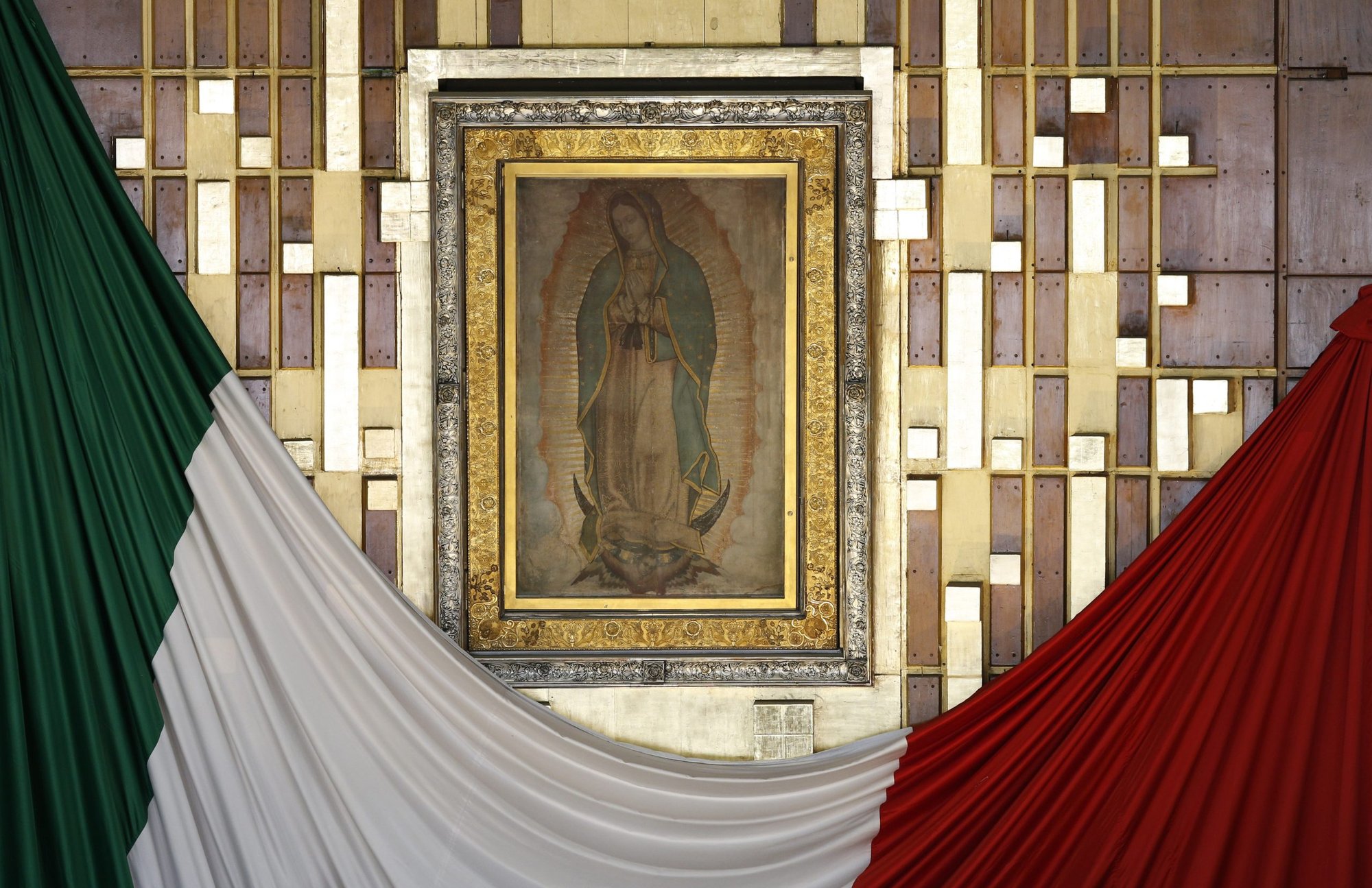 La imagen original de Nuestra Señora de Guadalupe impresa en el manto de San Juan Diego se ve en la basílica de Ciudad de México el 13 de febrero de 2016. (Foto: Paul Haring/CNS.)