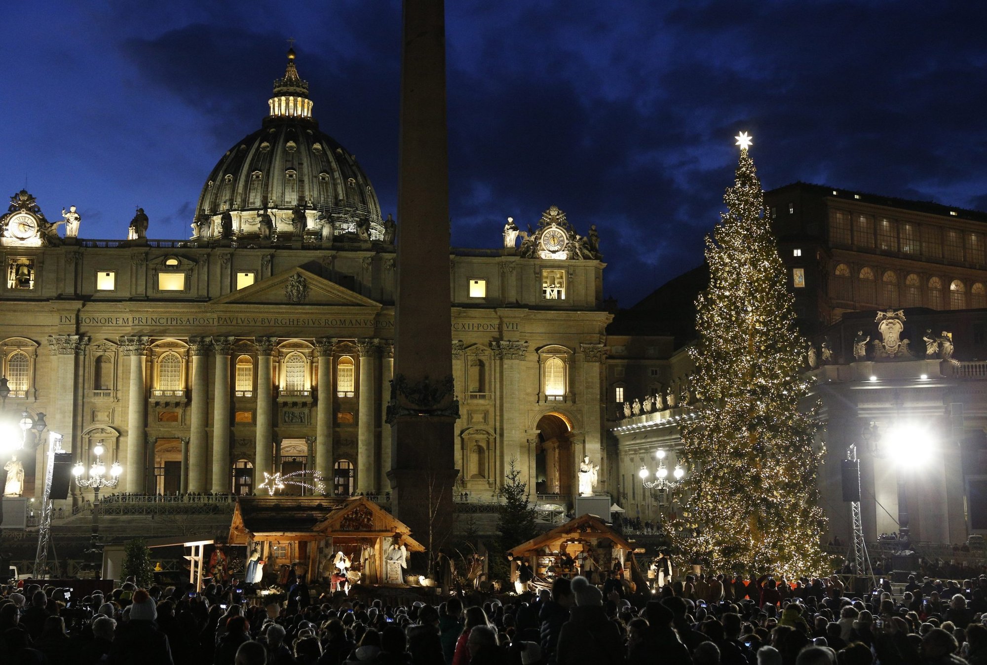 El árbol de Navidad brilla después de una ceremonia de iluminación en la Plaza de San Pedro en el Vaticano en esta foto de archivo del 5 de diciembre de 2019. Imagen referencial. (Foto CNS /Paul Haring)
