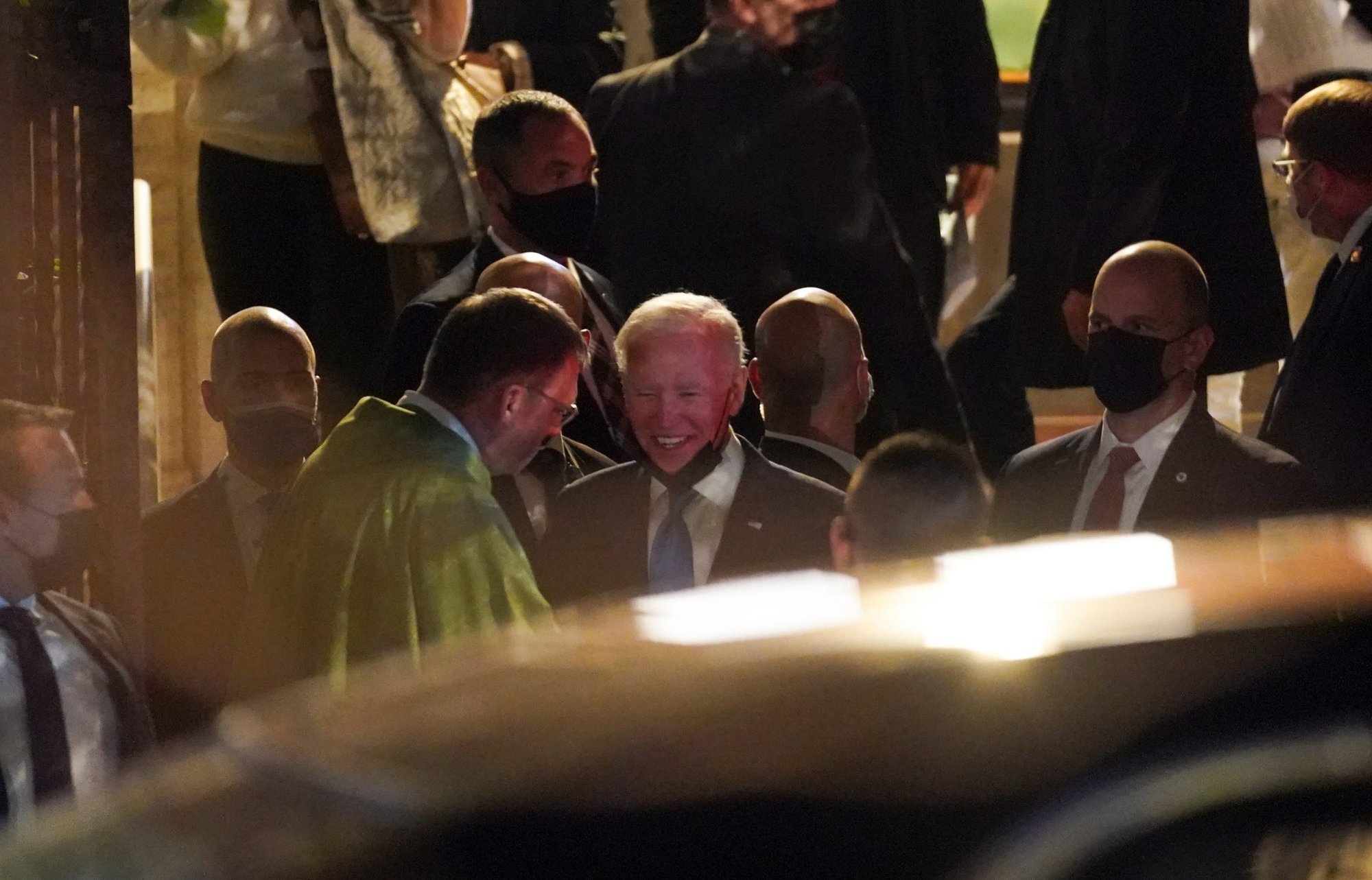 El presidente de Estados Unidos, Joe Biden, habla con el padre paulista Steven J. Petroff después de asistir a la misa del sábado por la tarde en la iglesia de San Patricio, durante un descanso de la cumbre del G-20 en Roma, el 30 de octubre de 2021. (Foto: CNS/Kevin Lamarque, Reuters)