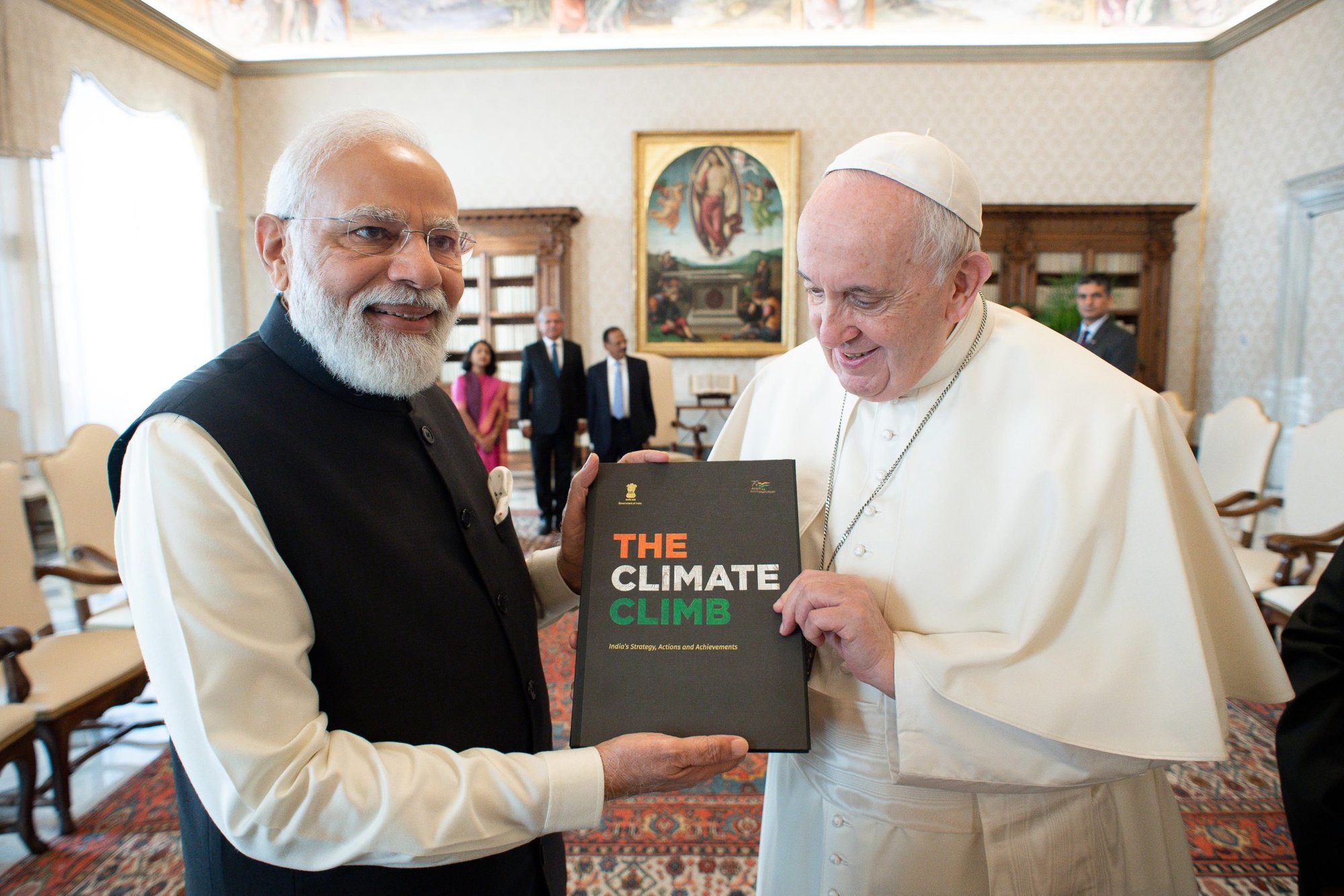 El papa Francisco y el primer ministro indio Narendra Modi sostienen un libro mientras intercambian regalos durante un encuentro en el Vaticano el 30 de octubre de 2021. (Foto: CNS /Vatican Media)