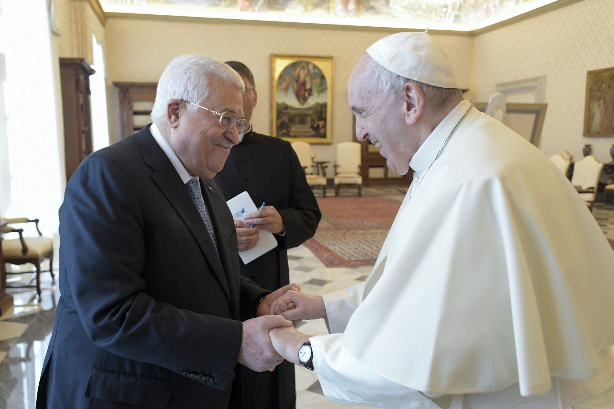 El Papa Francisco y el presidente palestino Mahmoud Abbas intercambian saludos durante una audiencia en el Vaticano el 4 de noviembre de 2021. (Foto: CNS/Vatican Media)