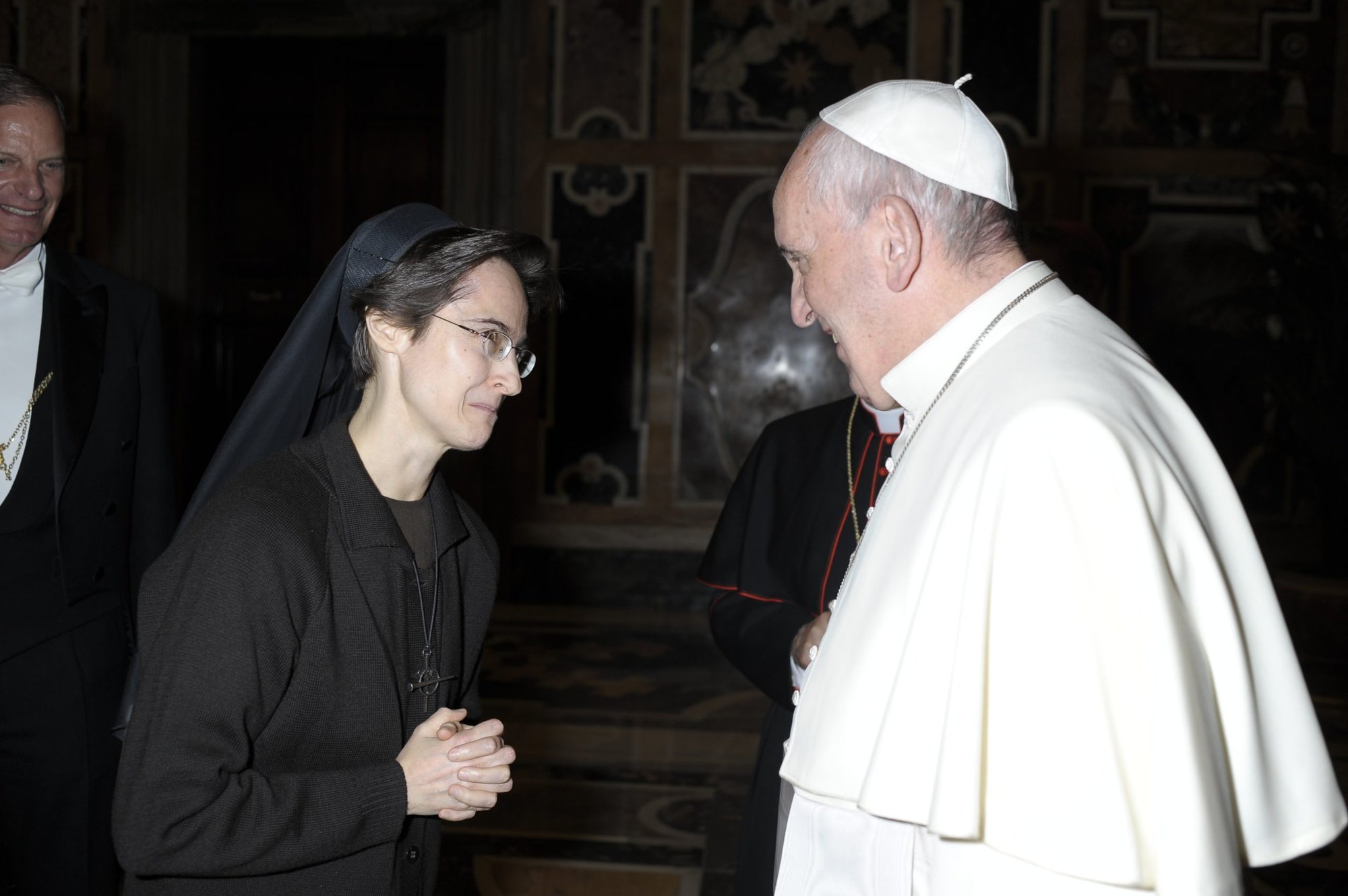 El papa Francisco saluda a la Hermana Raffaella Petrini, de las Hermanas Franciscanas de la Eucaristía con sede en Estados Unidos, en el Vaticano el 3 de diciembre de 2015. El papa nombró a la Hermana Petrini como secretaria general de la oficina que gobierna el Estado de la Ciudad del Vaticano. (Foto: CNS/Vatican Media)