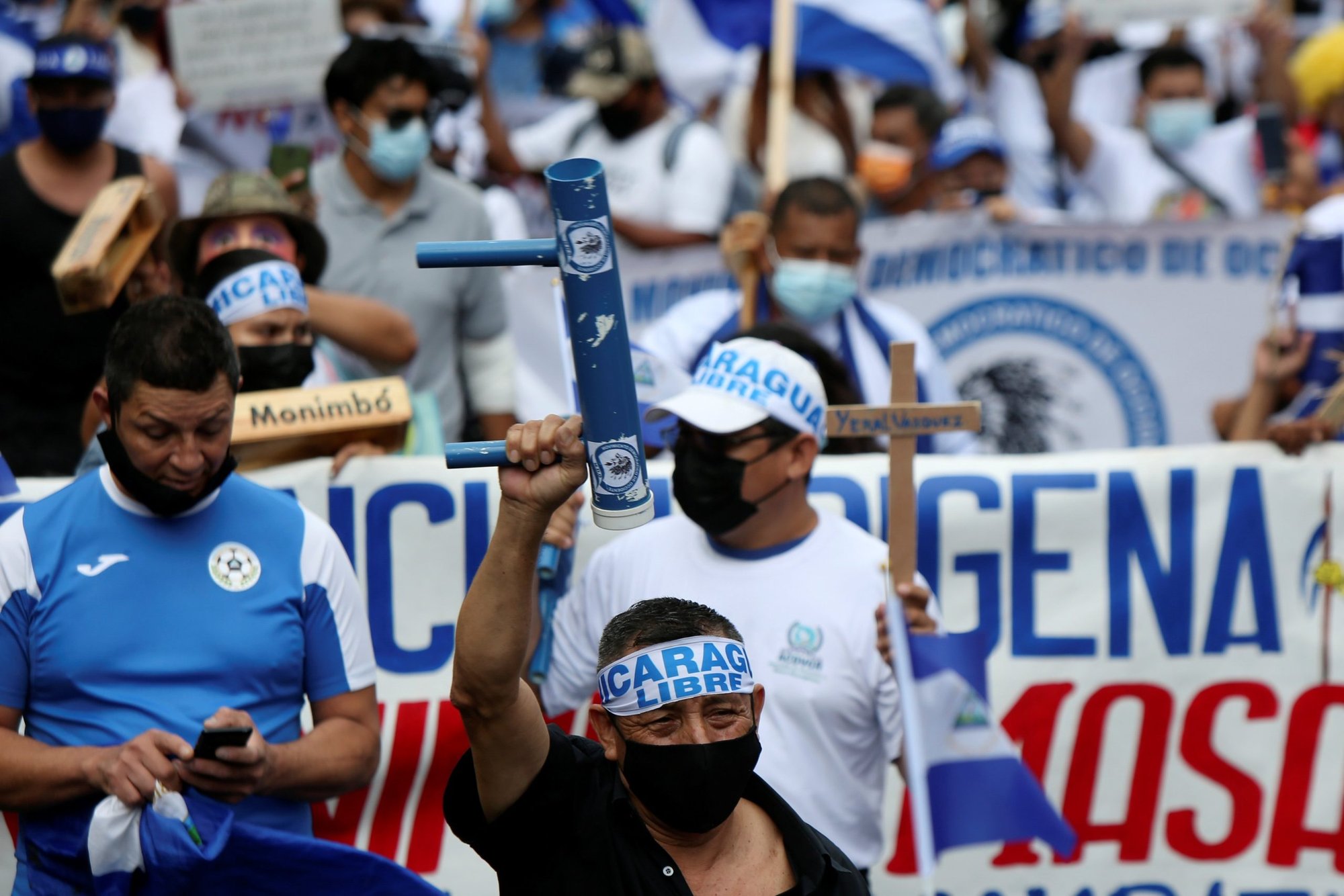 Nicaragüenses exiliados en Costa Rica marchan en San José, Costa Rica, el 7 de noviembre de 2021, para protestar las elecciones presidenciales en Nicaragua. Siete candidatos presidenciales fueron descalificados y figuras de la oposición fueron arrestadas antes de que el presidente Daniel Ortega declarar victoria en las elecciones. (Foto CNS/Mayela López, Reuters)