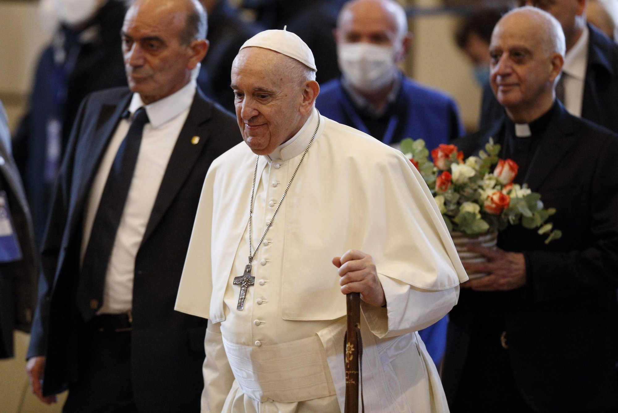 El Papa Francisco lleva un bastón de peregrino mientras llega a un encuentro con los pobres en la Basílica de Santa María de los Ángeles en Asís, Italia, el 12 de noviembre de 2021. La visita fue en preparación de la celebración de la Jornada Mundial de los Pobres. (Foto: CNS /Paul Haring)