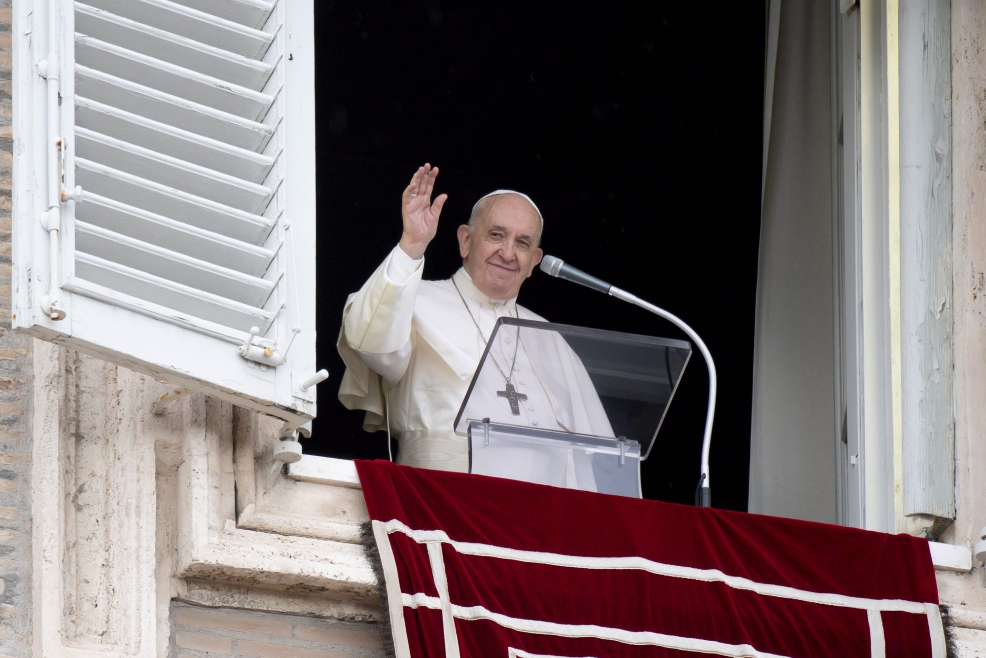 El Papa Francisco saluda a la multitud mientras dirige el Ángelus desde la ventana de su estudio con vistas a la Plaza de San Pedro en el Vaticano el 14 de noviembre de 2021. Imagen referencial. (Foto CNS/Vatican Media)