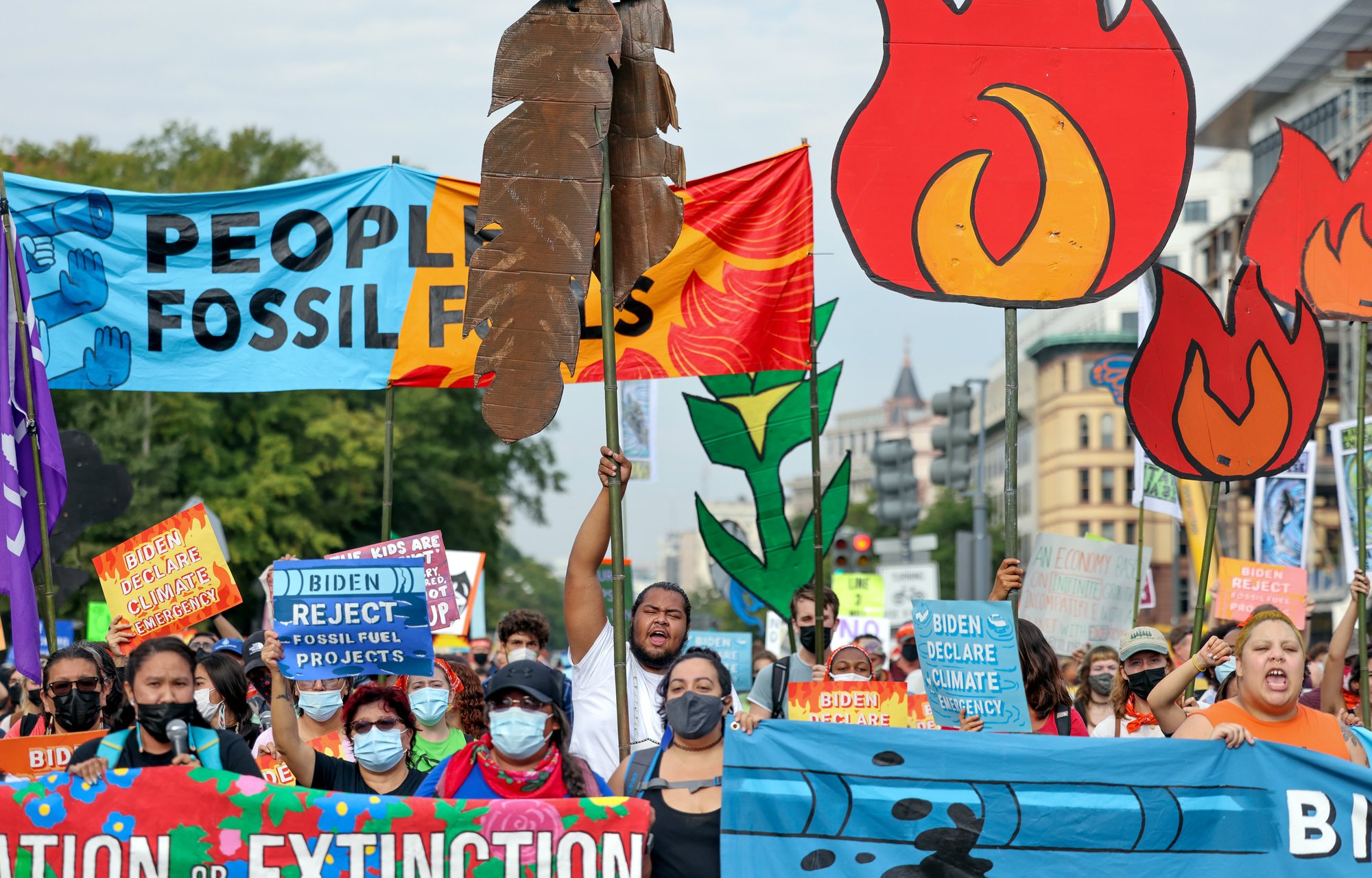 Activistas medioambientales marchan hacia el Capitolio de Estados Unidos durante una protesta por el cambio climático en Washington el 15 de octubre de 2021. En un mensaje del 17 de noviembre, el Papa Francisco animó a los católicos a trabajar con miembros de otras religiones y personas de buena voluntad por la justicia y la paz y la protección del medio ambiente. (Foto CNS /Evelyn Hockstein, Reuters)