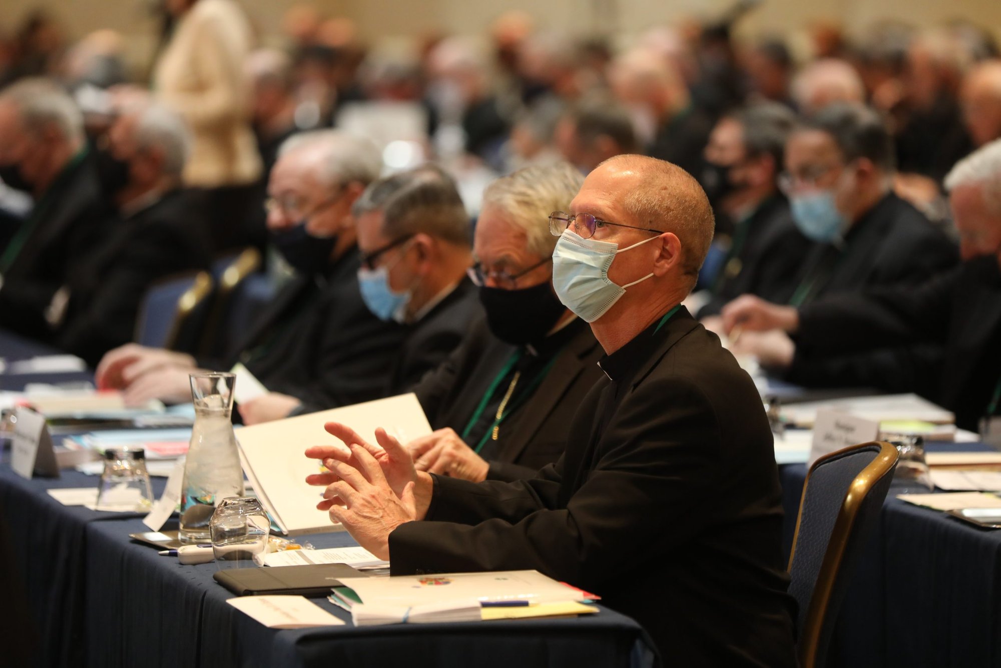 Obispos asisten a una sesión el 16 de noviembre de 2021 durante la asamblea general de otoño de la Conferencia de Obispos Católicos de Estados Unidos en Baltimore. Debido a la pandemia de COVID-19, es la primera reunión de obispos en persona desde 2019. (Foto CNS/Bob Roller)