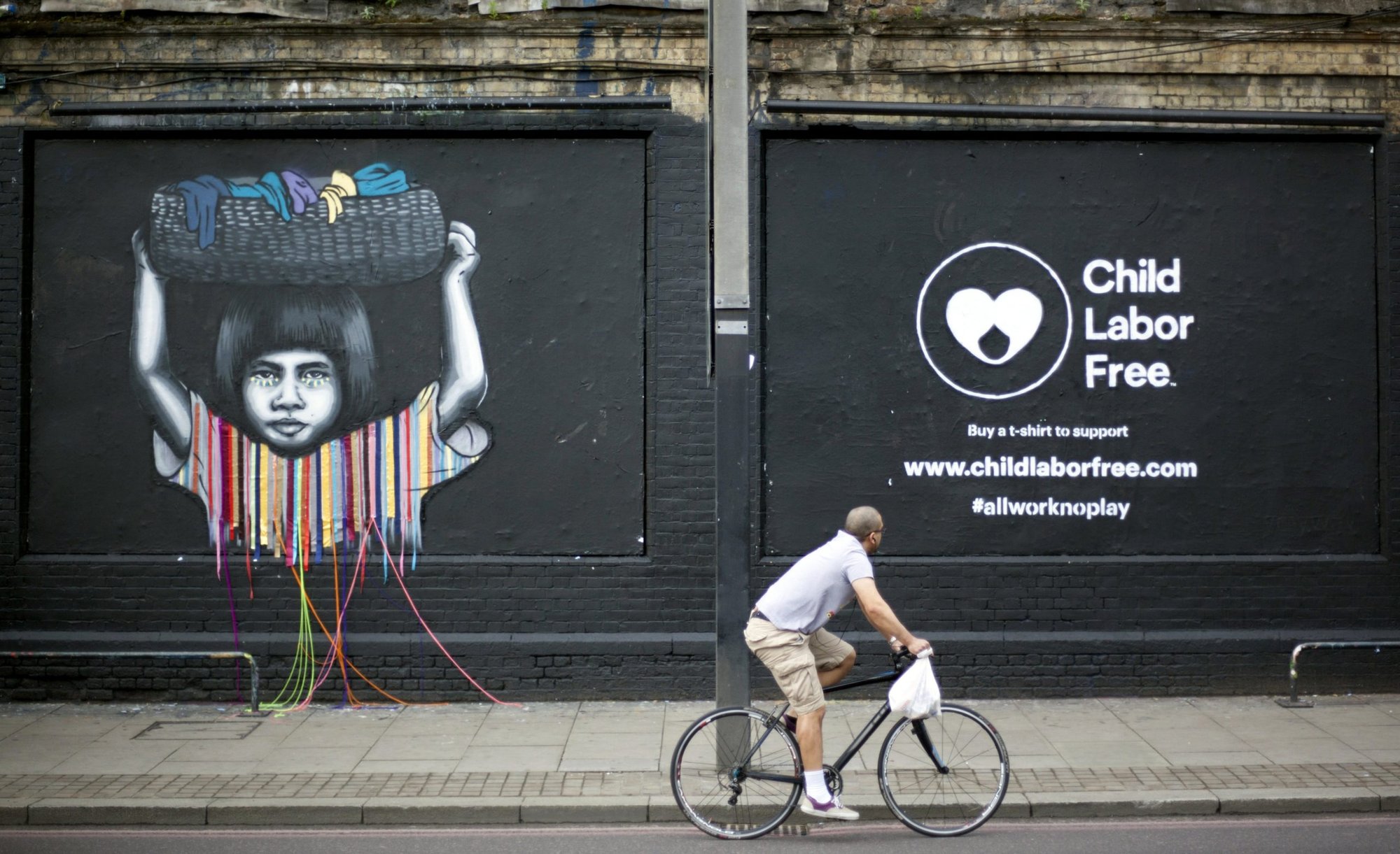Un ciclista pasa por un mural creado por artistas callejeros, representando el trabajo infantil, en Londres el 8 de junio de 2016. El papa Francisco dio una charla a los participantes de una conferencia internacional sobre el trabajo infantil en el Palacio Apostólico en el Vaticano el 19 de noviembre de 2021. (Foto CNS/Shanshan Chen, Reuters)