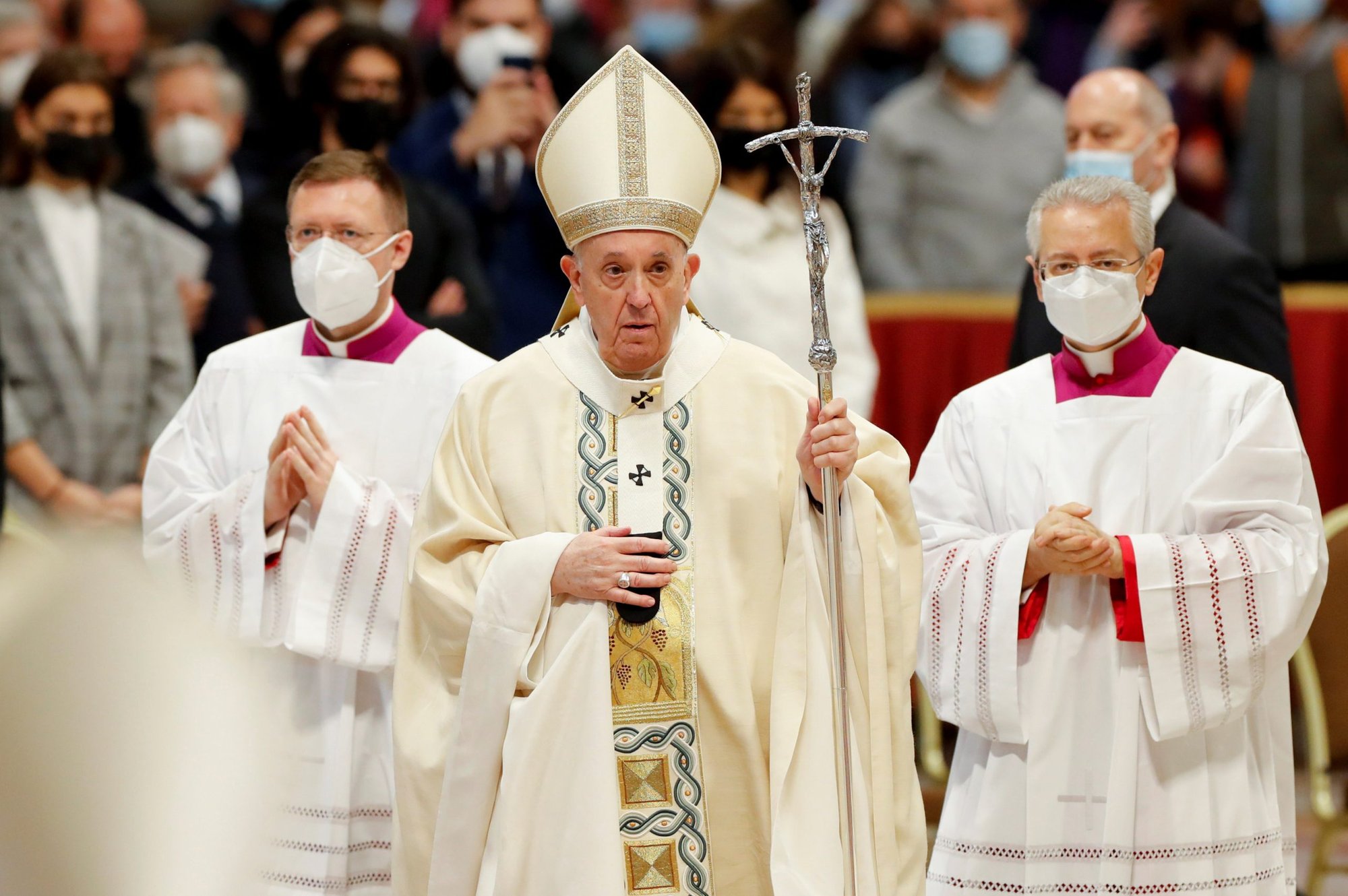 El Papa Francisco sale después de celebrar la misa por la fiesta de Cristo Rey en la Basílica de San Pedro en el Vaticano el 21 de noviembre de 2021. (Foto CNS/Remo Casilli, Reuters)