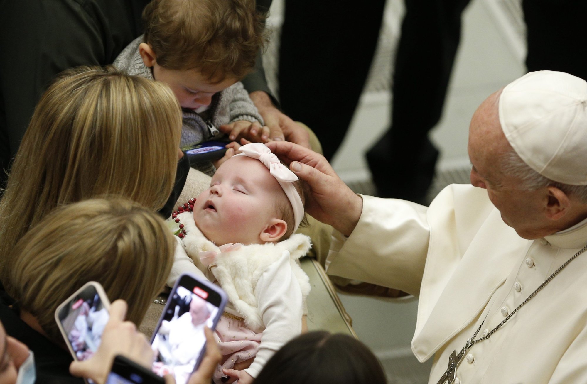 El papa Francisco saluda a un bebé dormido durante su audiencia general en la Basílica de San Pedro en el Vaticano el 24 de noviembre de 2021. (Foto CNS/Paul Haring)