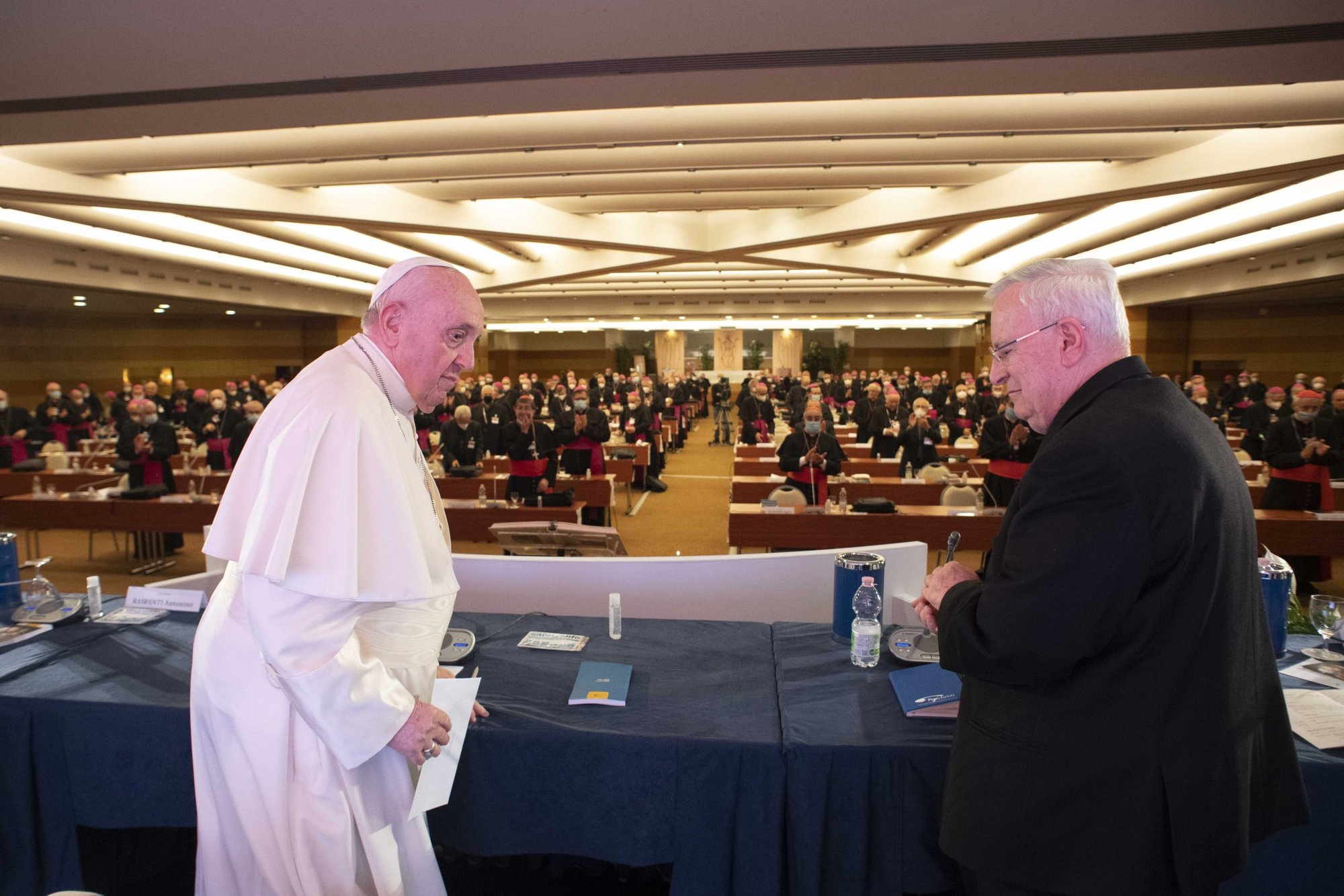El papa Francisco y el cardenal Gualtiero Bassetti de Perugia-Citta della Pieve, presidente de la conferencia episcopal italiana, asisten a la asamblea general extraordinaria de los obispos italianos sobre "el viaje sinodal de la iglesia en Italia", en Roma el 22 de noviembre de 2021. (Foto CNS/Vatican Media)