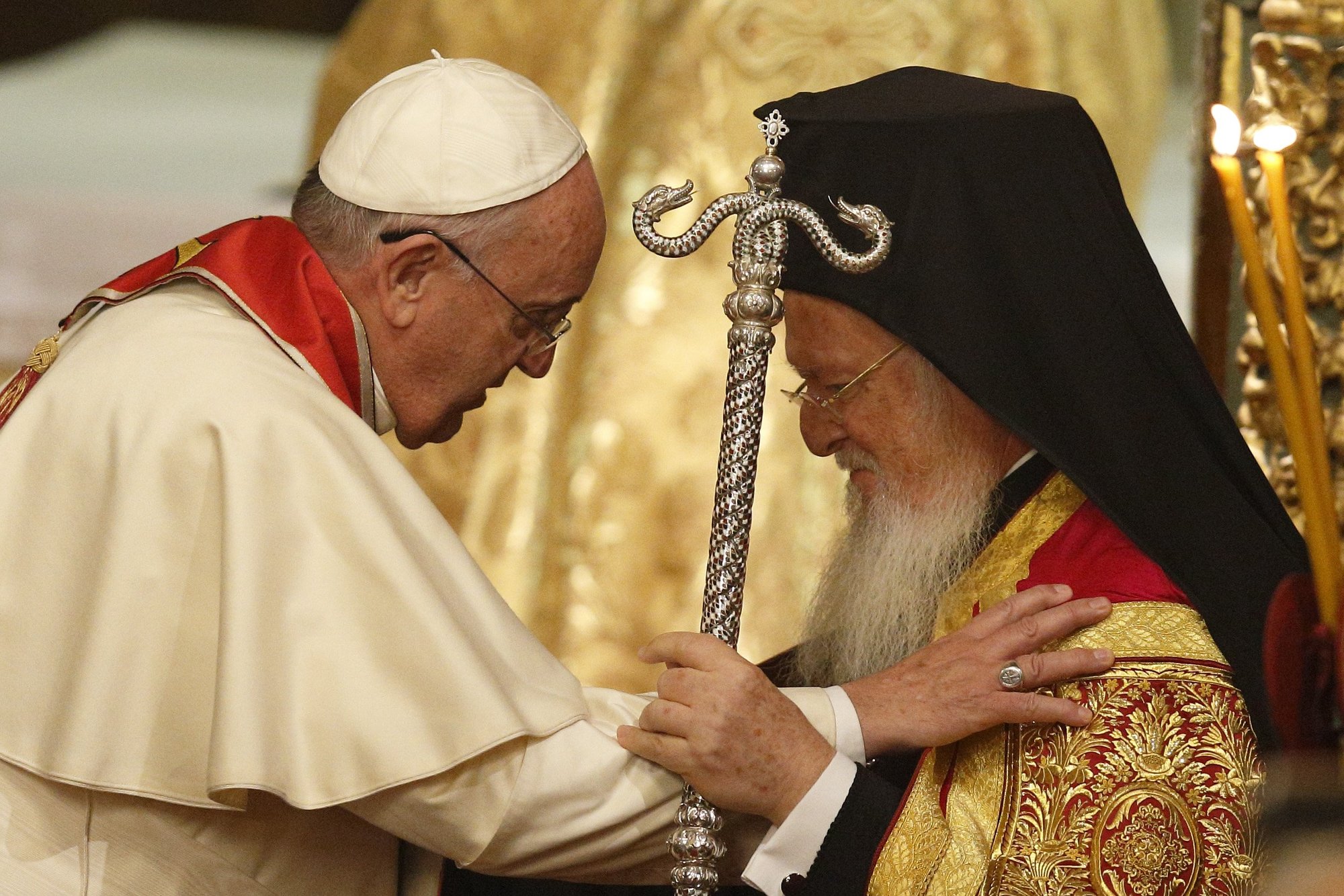El papa Francisco y el patriarca ecuménico Bartolomé de Constantinopla se abrazan durante un servicio de oración en la iglesia patriarcal de San Jorge en Estambul, en esta foto de archivo del 29 de noviembre de 2014. El papa envió un mensaje al patriarca Bartolomé en la fiesta de San Andrés, patrón de la iglesia de Constantinopla y del Patriarcado Ecuménico. (Foto CNS /Paul Haring)