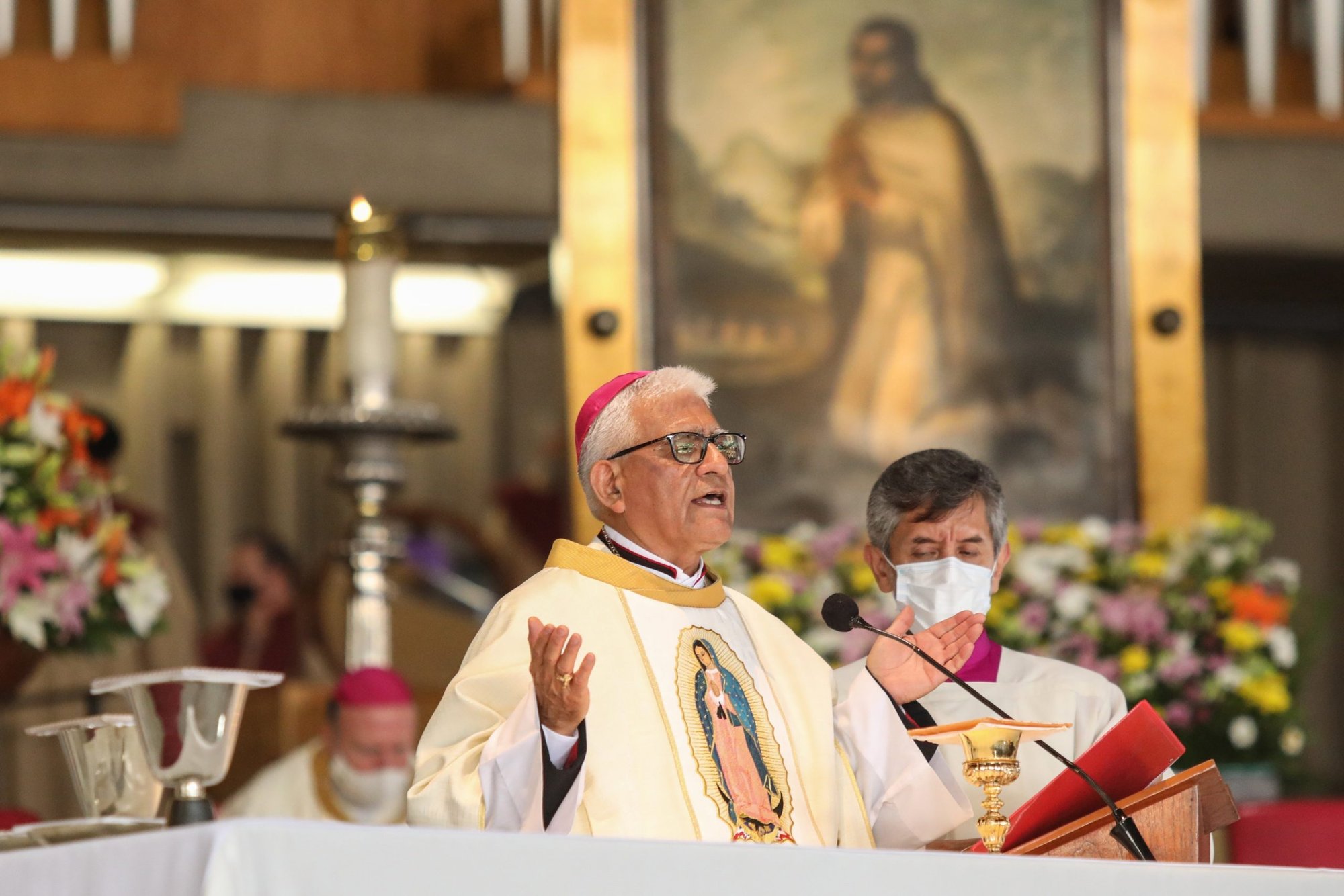 El arzobispo peruano Héctor Miguel Cabrejos Vidarte, presidente del consejo episcopal latinoamericano, o CELAM, concelebra la misa durante la inauguración de la Sexta Asamblea Eclesial de América Latina y el Caribe en la Basílica de Nuestra Señora de Guadalupe en la Ciudad de México el 21 de noviembre 2021. La asamblea finalizó con un documento que pedía una iglesia sinodal más inclusiva. (Foto CNS/Emilio Espejel)