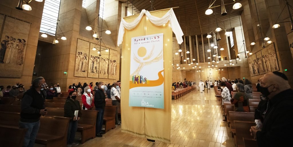 Una pancarta con el logo oficial del sínodo de este año “Por una Iglesia sinodal: Comunión, Participación y Misión”, en la Catedral de Nuestra Señora de los Ángeles, al comienzo de la Misa del 31 de octubre que dio inicio a la fase local del sínodo. (Foto: Víctor Alemán.)