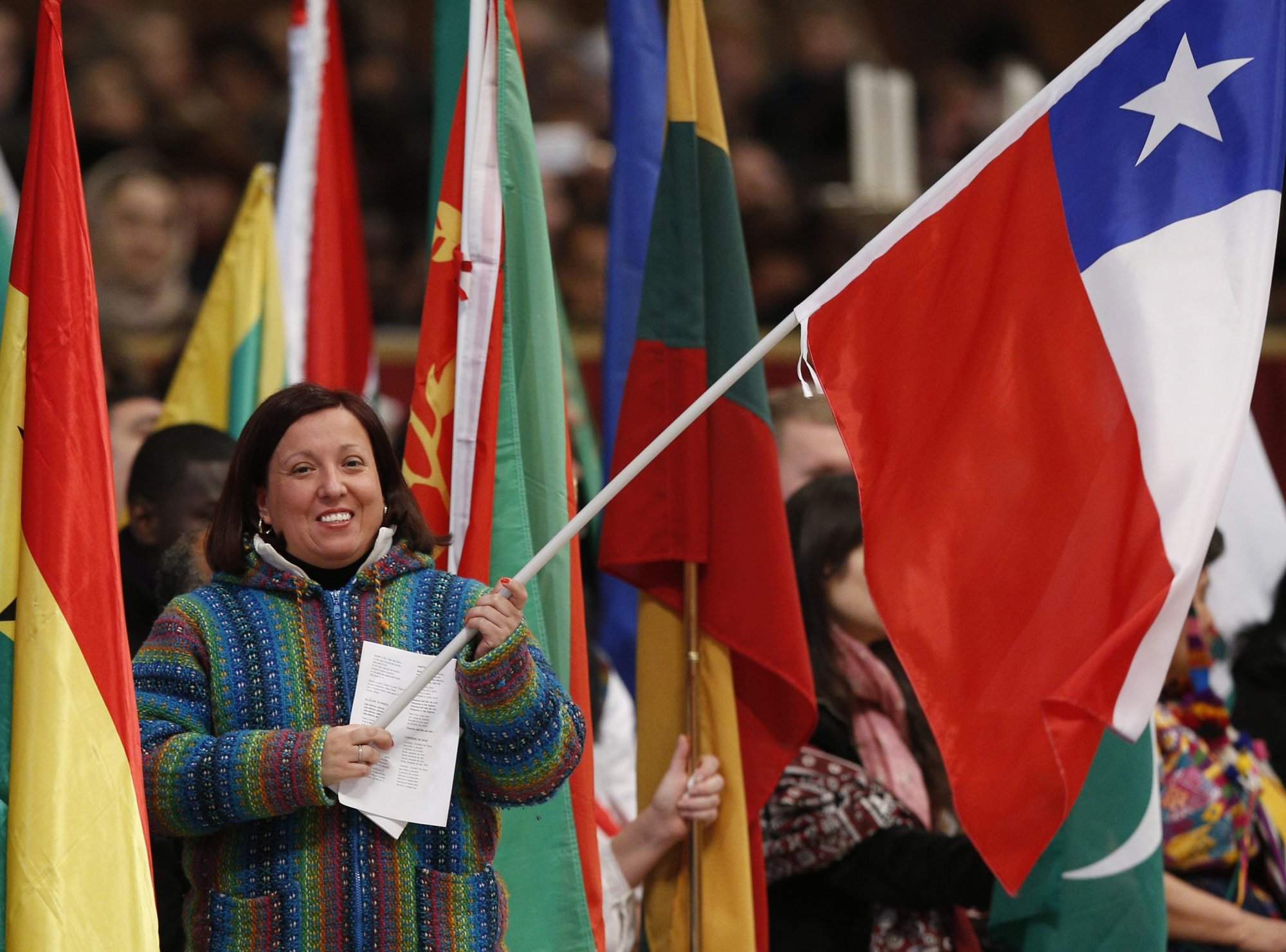 Una mujer sostiene la bandera de Chile. Imagen referencial. (Foto CNS photo/Paul Haring)