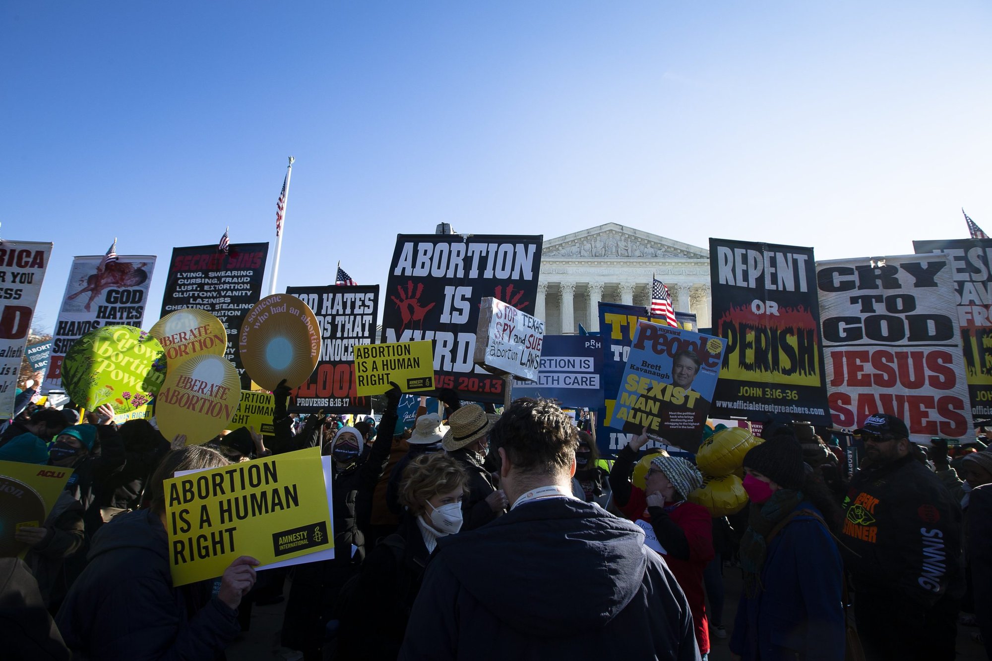 Grupos se reúnen frente a la Corte Suprema de Estados Unidos en Washington el 1 de diciembre de 2021, el día en que los jueces escucharon argumentos orales en un caso sobre una ley de Mississippi que prohíbe los abortos después de las 15 semanas de embarazo. (Foto CNS/Tyler Orsburn)