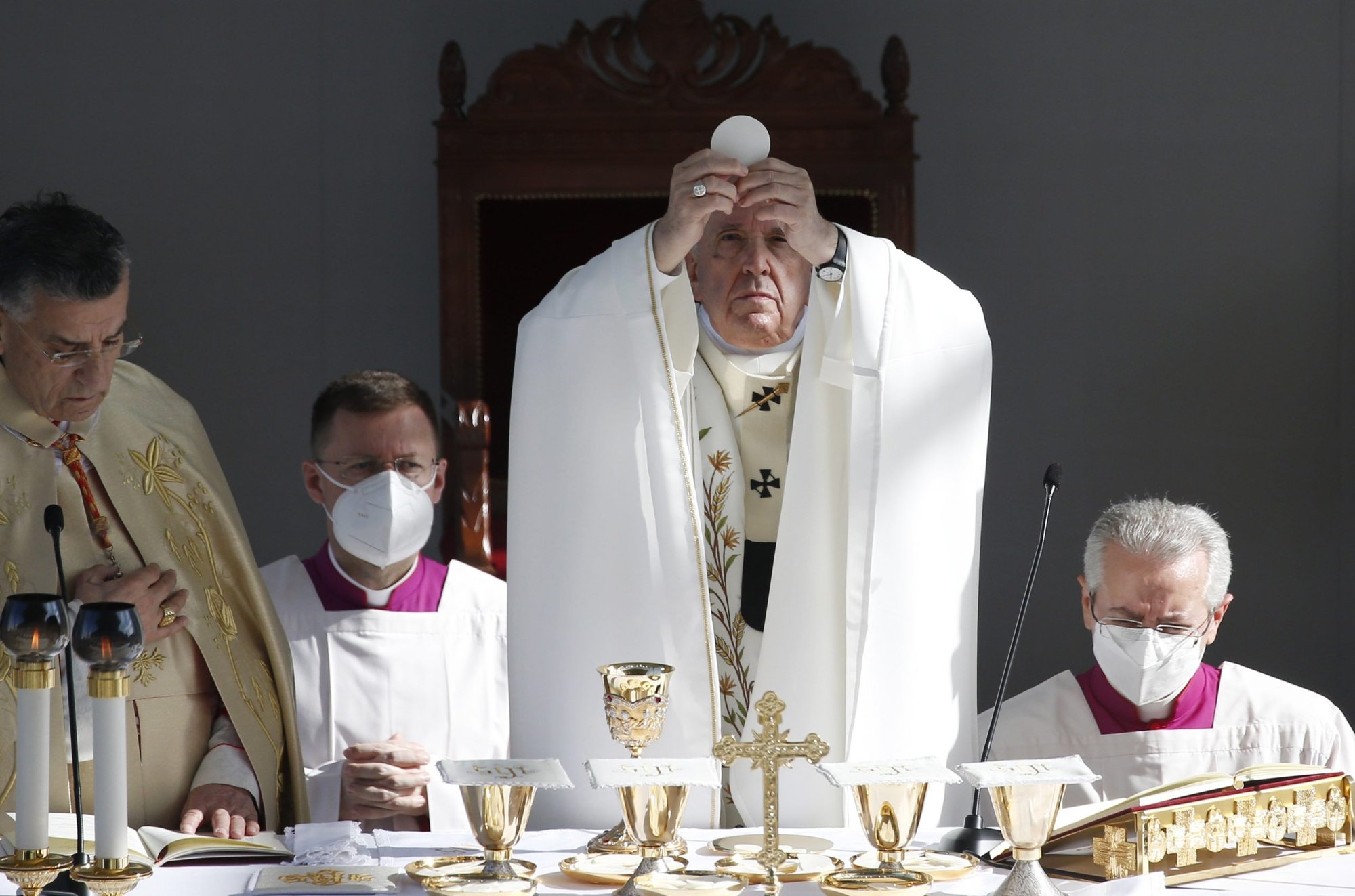El Papa Francisco eleva la Eucaristía mientras celebra la misa en el estadio GSP en Nicosia, Chipre, el 3 de diciembre de 2021. (Foto CNS /Paul Haring)
