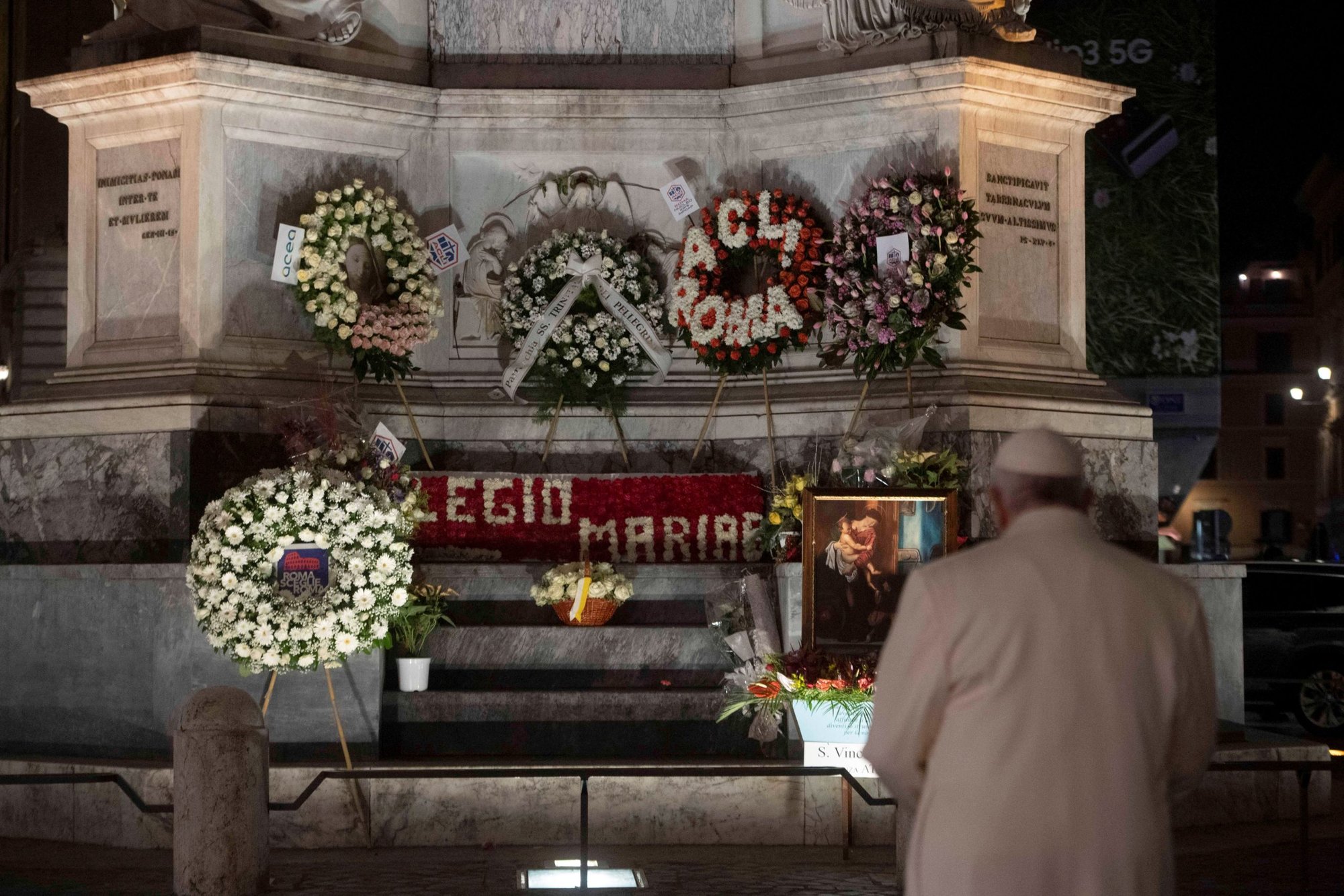 El papa Francisco camina con una canasta llena de flores hacia una estatua mariana en la Plaza de España en Roma el 8 de diciembre de 2021, la fiesta de la Inmaculada Concepción. (Foto CNS/Vatican Media vía Reuters)