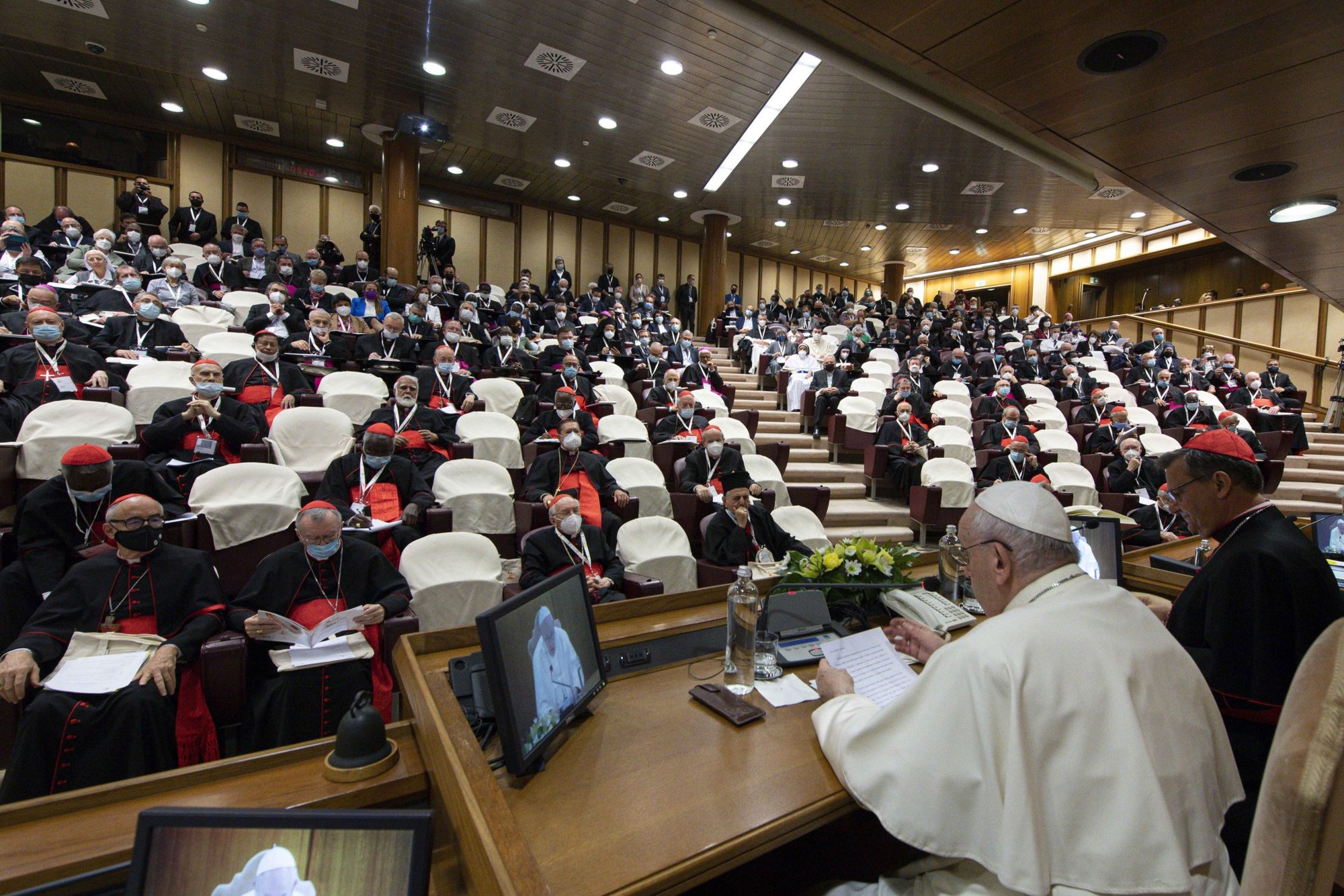 El papa Francisco dirige una reunión con representantes de las conferencias episcopales de todo el mundo en el Vaticano el 9 de octubre de 2021. La reunión se produjo cuando el Vaticano lanzó el proceso que conducirá a la asamblea del Sínodo mundial de los obispos en 2023. (Foto CNS/Paul Haring)