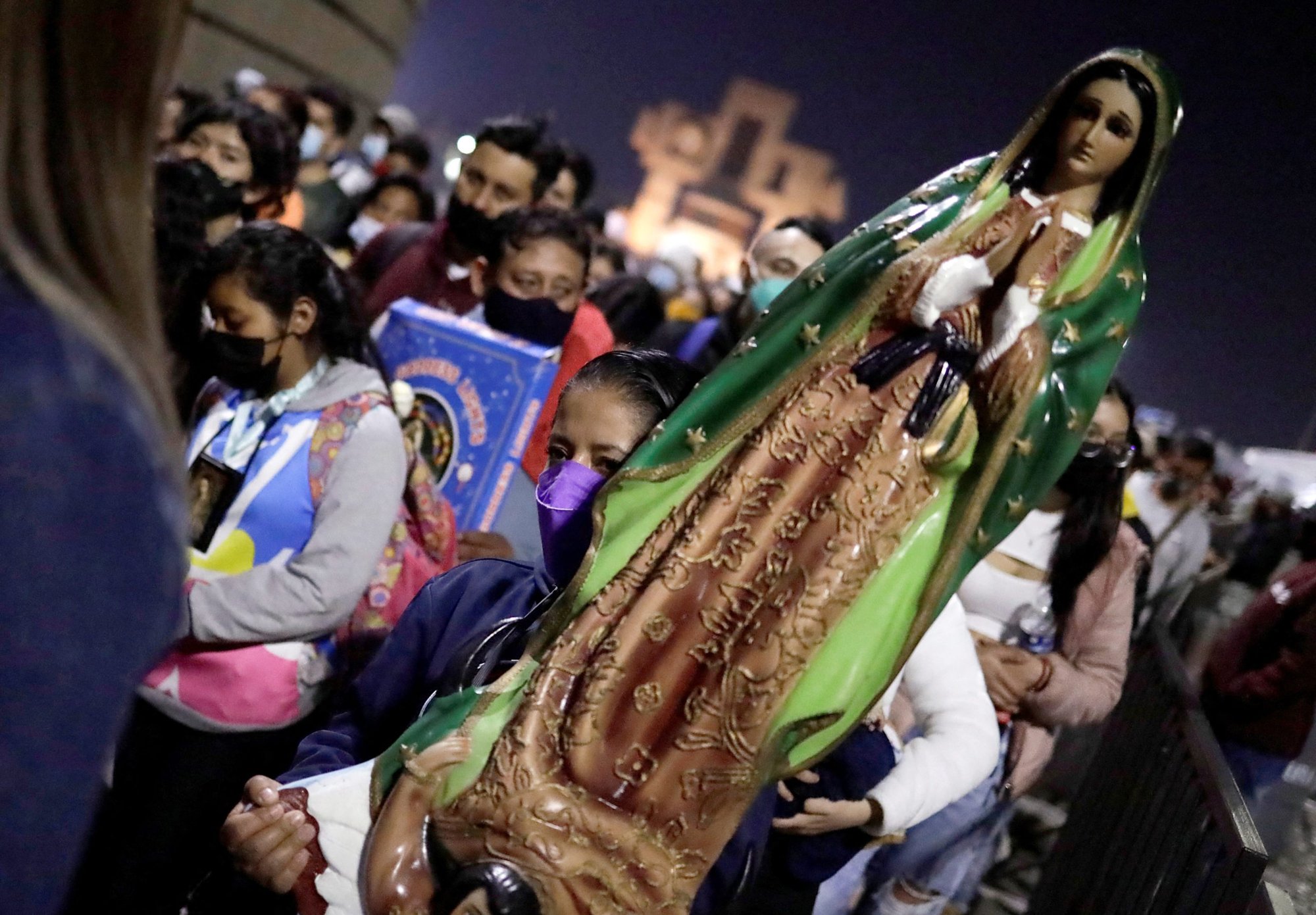 Una mujer lleva una estatua de Nuestra Señora de Guadalupe fuera de la basílica en su nombre en la Ciudad de México el 11 de diciembre de 2021, la víspera de su fiesta. Millones de peregrinos acudieron a la basílica durante los primeros 12 días de diciembre, renovando una tradición y un acto de fe común en todo el centro de México. (Foto CNS /Luis Cortes, Reuters)