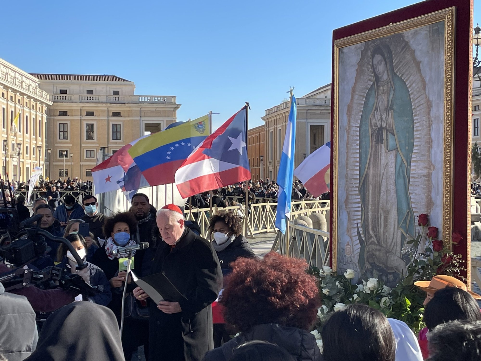 El cardenal Marc Ouellet, presidente de la Comisión Pontificia para América Latina, dirige una oración mientras los peregrinos celebran la fiesta de Nuestra Señora de Guadalupe con cantos y el rosario en la Plaza de San Pedro en el Vaticano el 12 de diciembre de 2021. (Foto CNS/Junno Arocho Esteves)