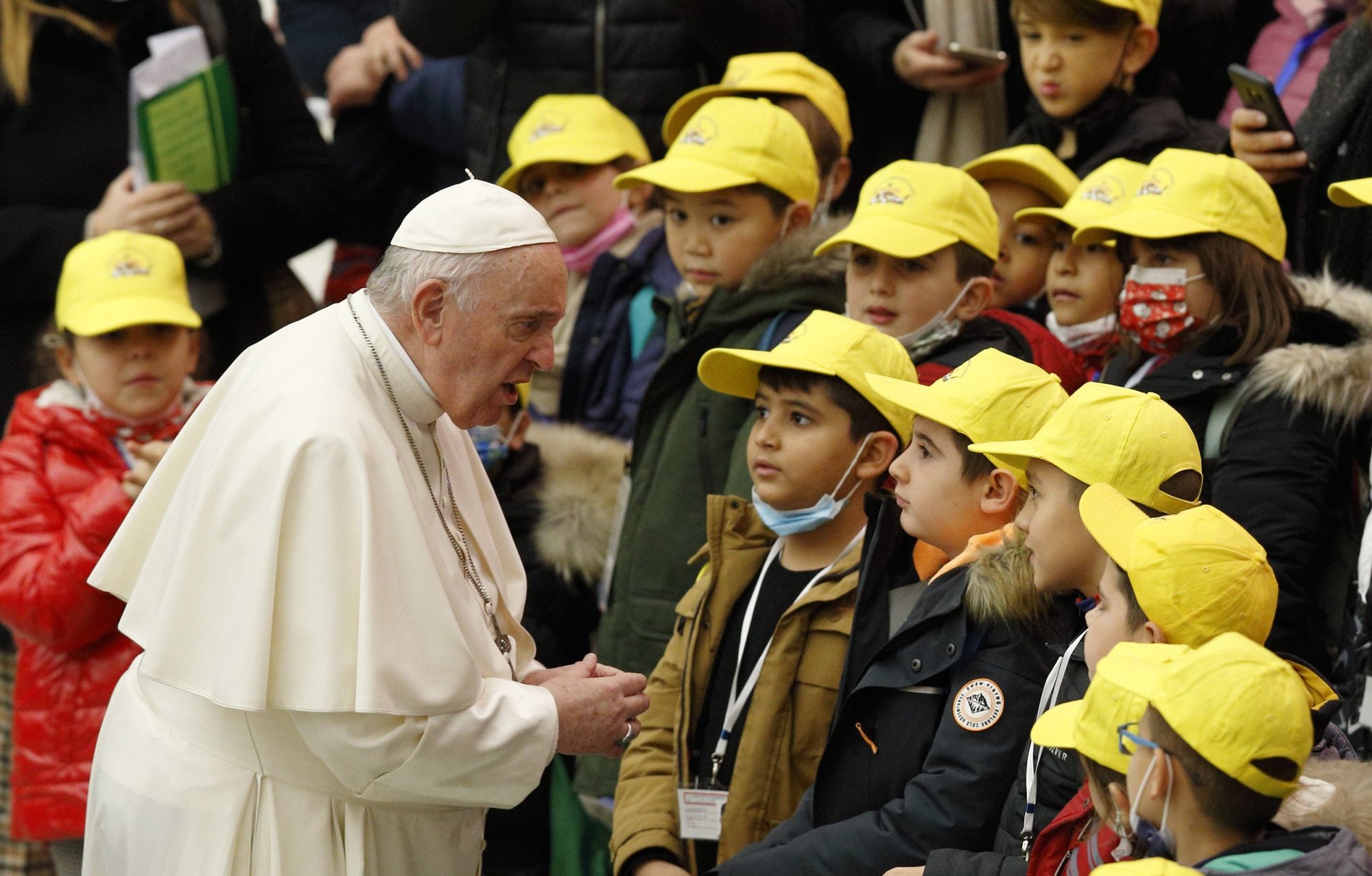El Papa Francisco saluda a los niños durante su audiencia general en el aula Pablo VI del Vaticano el 15 de diciembre de 2021. (Foto CNS /Paul Haring)