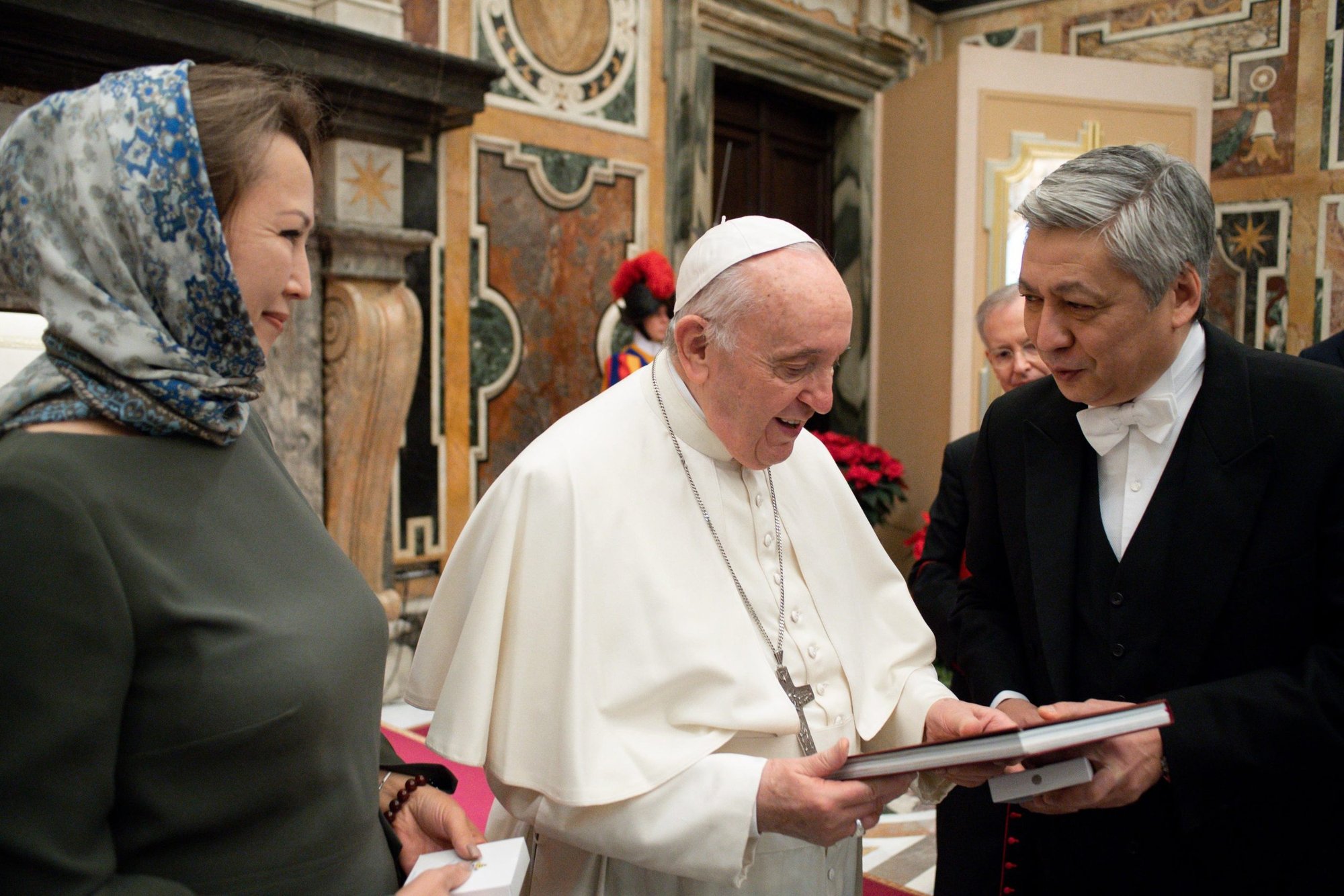 El papa Francisco acepta un regalo durante una audiencia con los nuevos embajadores de Moldavia, Kirguistán, Namibia, Lesoto, Luxemburgo, Chad y Guinea-Bissau, en el Vaticano el 17 de diciembre de 2021. En un discurso dirigido a los embajadores, el papa dijo que la pandemia sirve como recordatorio de que el mundo no puede avanzar sin cooperación y solidaridad. (Foto CNS/Vatican Media)