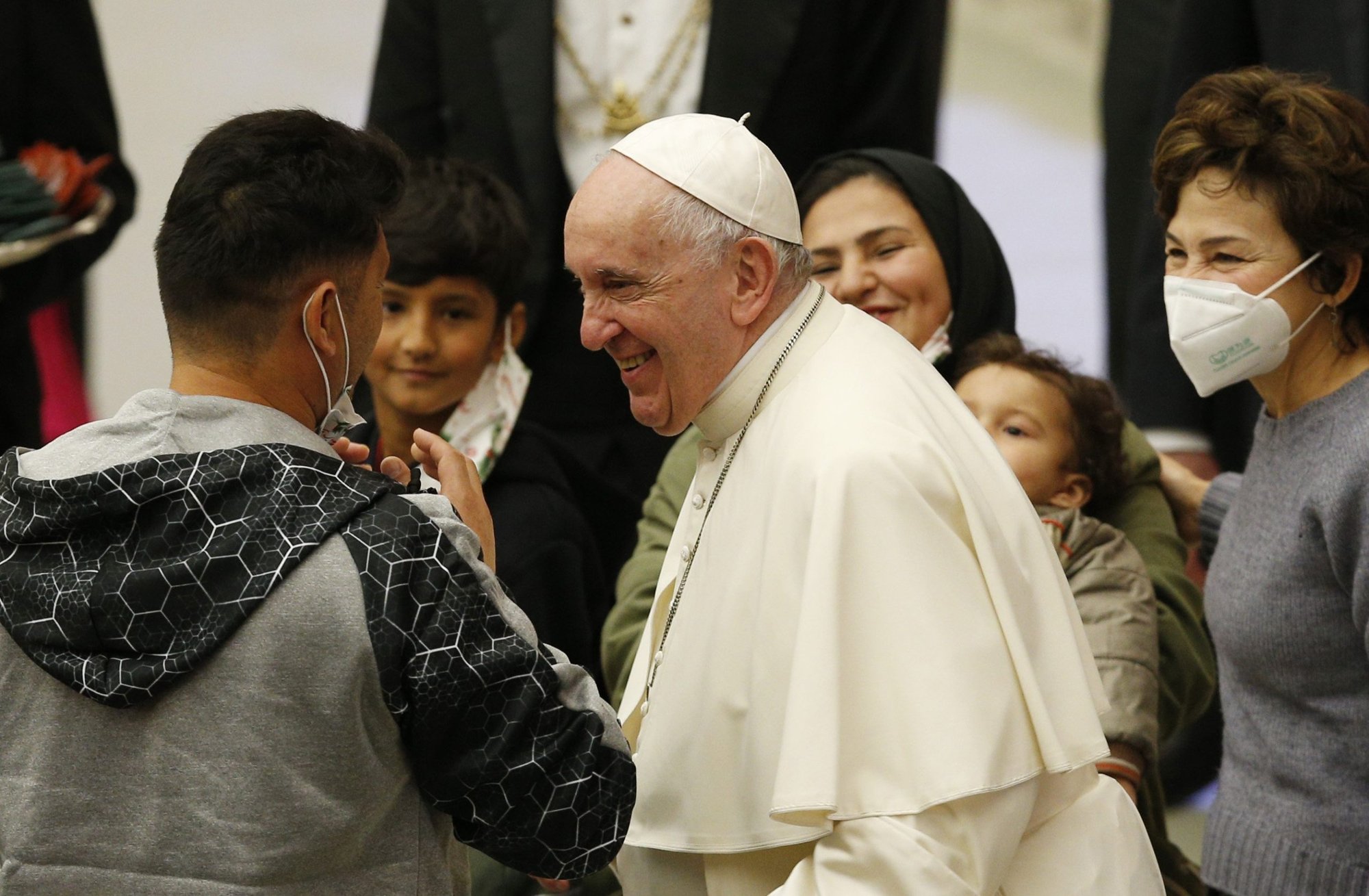 El papa Francisco saluda a la gente durante su audiencia general en el aula Pablo VI en el Vaticano el 22 de diciembre de 2021. (Foto CNS/Paul Haring)