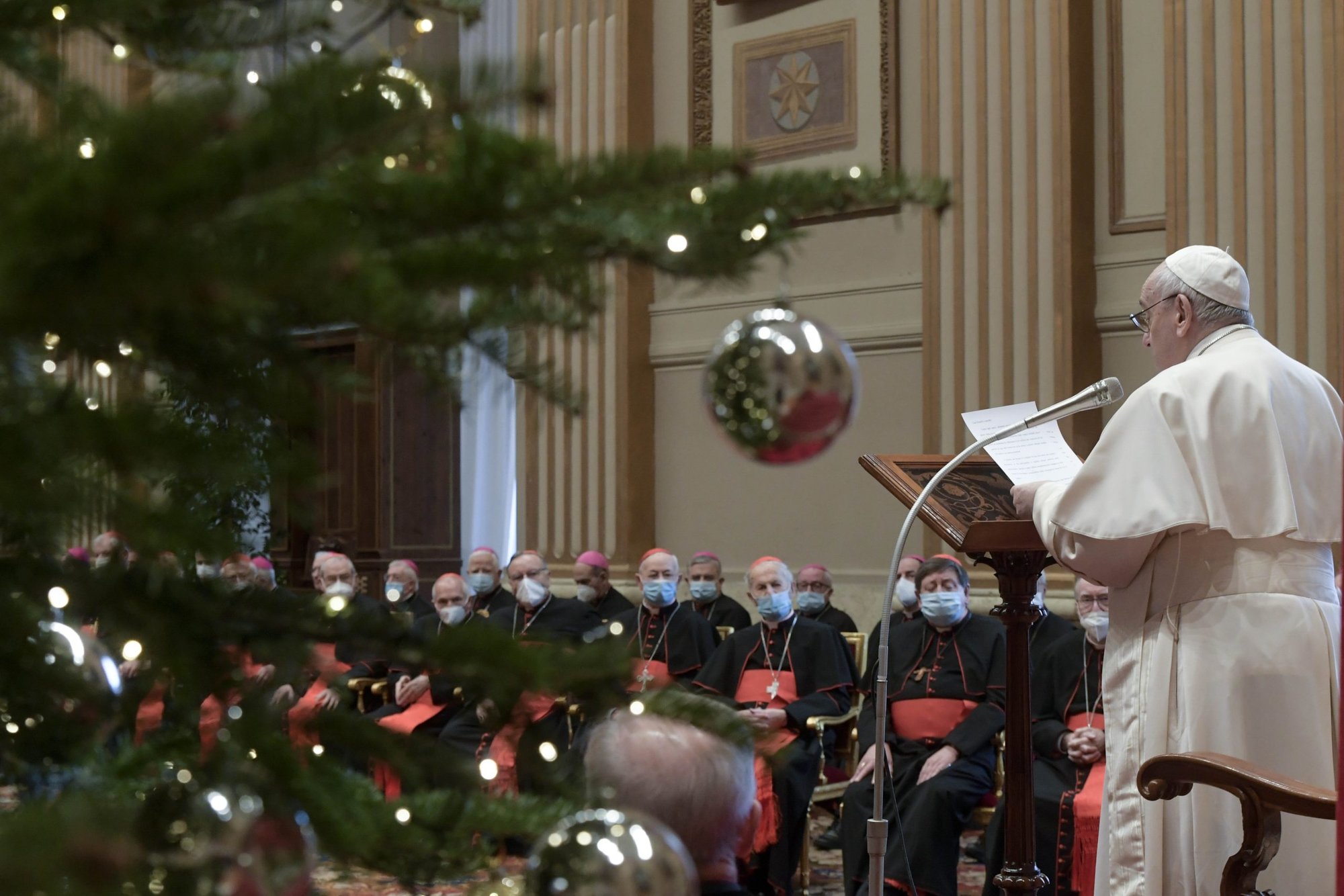 El Papa Francisco habla durante una audiencia para intercambiar saludos navideños con los miembros de la Curia Romana en el Palacio Apostólico del Vaticano el 23 de diciembre de 2021. (Foto CNS/Vatican Media)