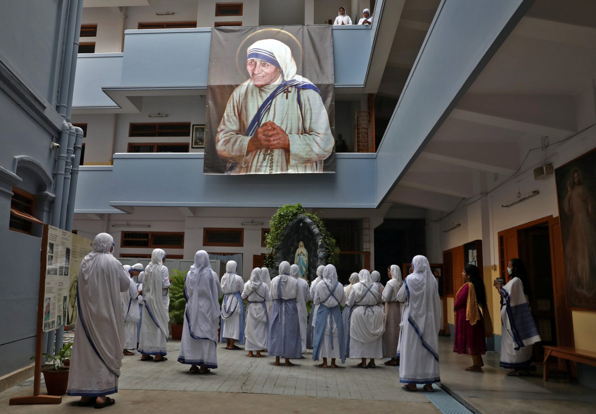 Miembros de las Misioneras de la Caridad rezan en Calcuta, India, el 26 de agosto de 2021. La solicitud de renovación de la orden en virtud de la Ley de Regulación de Contribuciones Extranjeras no fue aprobada, lo que significa que las monjas en la India no pueden utilizar ninguna cuenta en moneda extranjera "hasta que se resuelva el asunto." (Foo CNS /Rupak De Chowdhuri, Reuters)