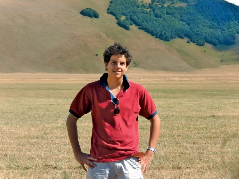 El Beato Carlo Acutis, que nació en 1991, creó un sitio web que cataloga los milagros eucarísticos de todo el mundo anteriores a su muerte, ocurrida en 2006. Él es conocido por decir que la Eucaristía era su “carretera al cielo”. (Foto Catholic News Service)