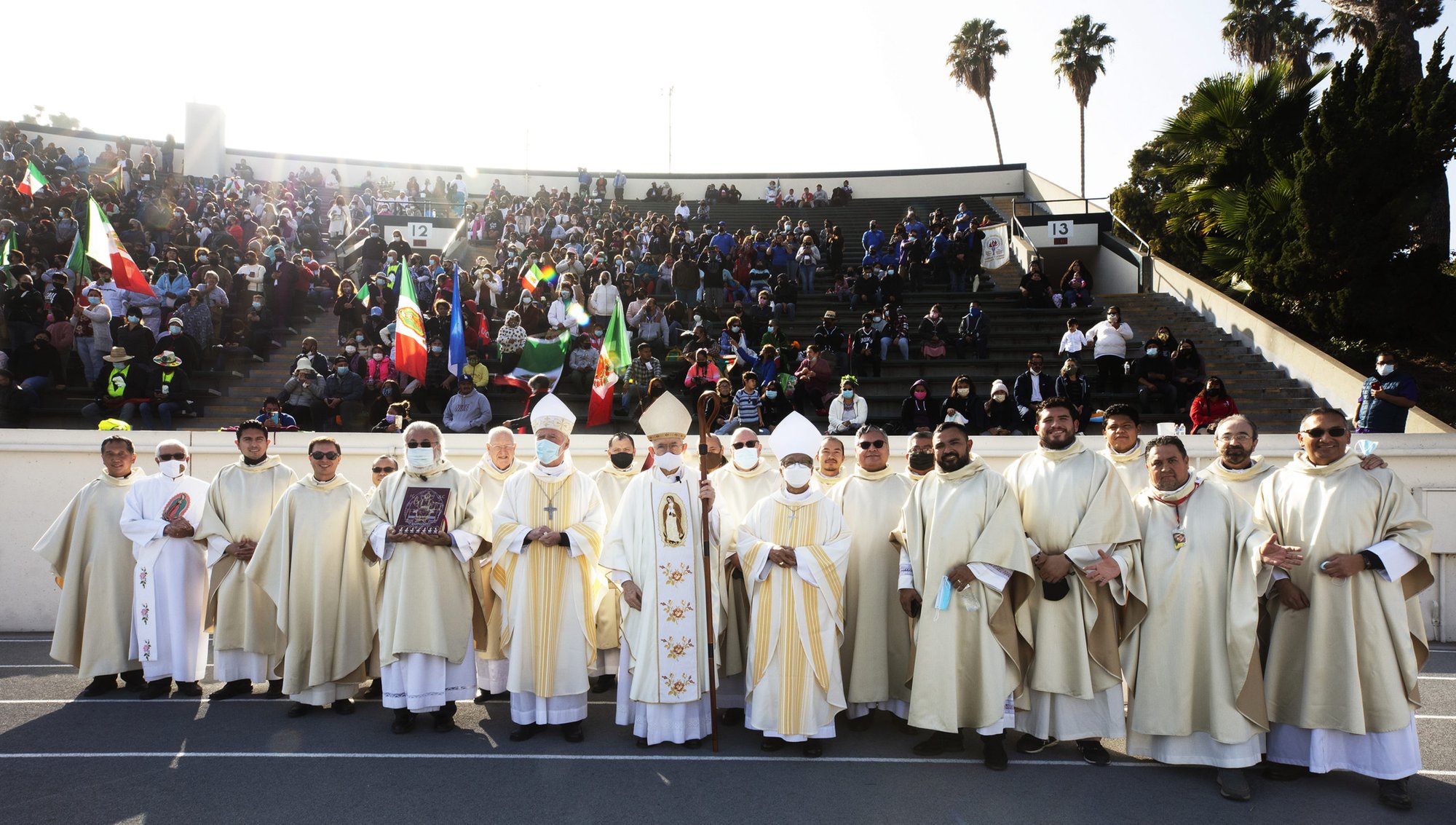 Miles de inmigrantes mostraron su fe y esperanza en la 90ava Procesión y Misa de Nuestra Señora de Guadalupe en el Este de Los Ángeles. (Foto Victor Aleman)