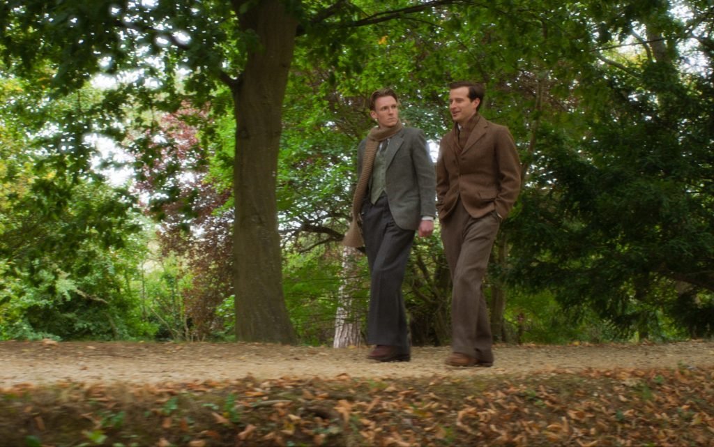 A lo largo del hermoso Addison's Walk de Oxford, C.S. Lewis (Nicholas Ralph, a la derecha) y su amigo J.R.R. Tolkien (Tom Glenister) discuten sobre Jesús como el mito que se convirtió en realidad en la película "El converso más reacio: La historia no contada de C.S. Lewis". | (Foto Fellowship for Performing Arts)
