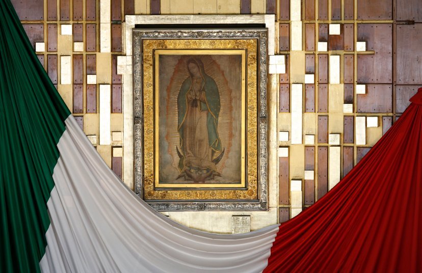La imagen original de Nuestra Señora de Guadalupe impresa en el manto de San Juan Diego se ve en la basílica de Ciudad de México el 13 de febrero de 2016. (Foto CNS /Paul Haring.)