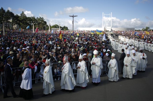 Los obispos llegan a una misa celebrada por el Papa Francisco en el Santuario de Nuestra Señora de Fátima en Portugal en esta foto de archivo del 13 de mayo de 2017. La conferencia episcopal portuguesa ha creado una comisión nacional para apoyar a las diócesis locales en sus investigaciones sobre casos actuales e históricos de abusos sexuales. (Foto Pedro Nunes/Reuters vía CNS)