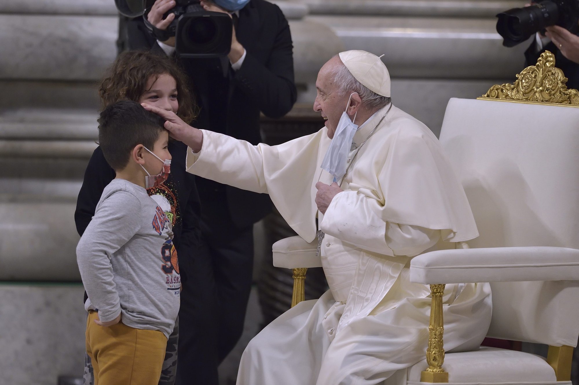 El Papa Francisco saluda a los niños mientras participa en un servicio de oración nocturna en la Basílica de San Pedro en el Vaticano el 31 de diciembre de 2021. El servicio tradicional en la víspera de Año Nuevo es para dar gracias por el año pasado. (Foto CNS /Stefano Spaziani, pool)