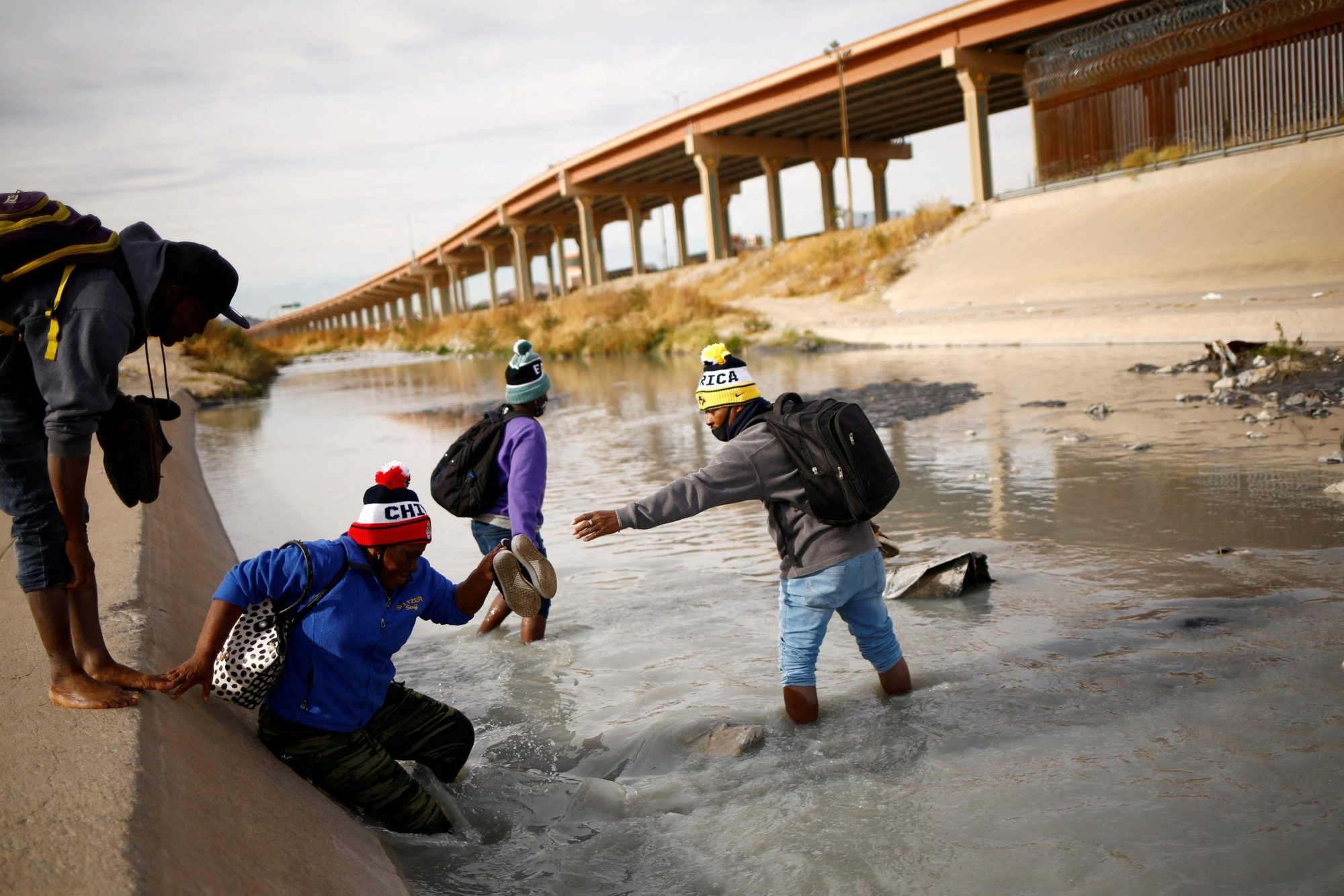 Migrantes de Haití cruzan el Río Bravo cerca de El Paso, Texas, para entregarse a agentes de la Patrulla Fronteriza de EE. UU. para solicitar asilo el 3 de enero de 2022. (Foto CNS/José Luis González, Reuters)