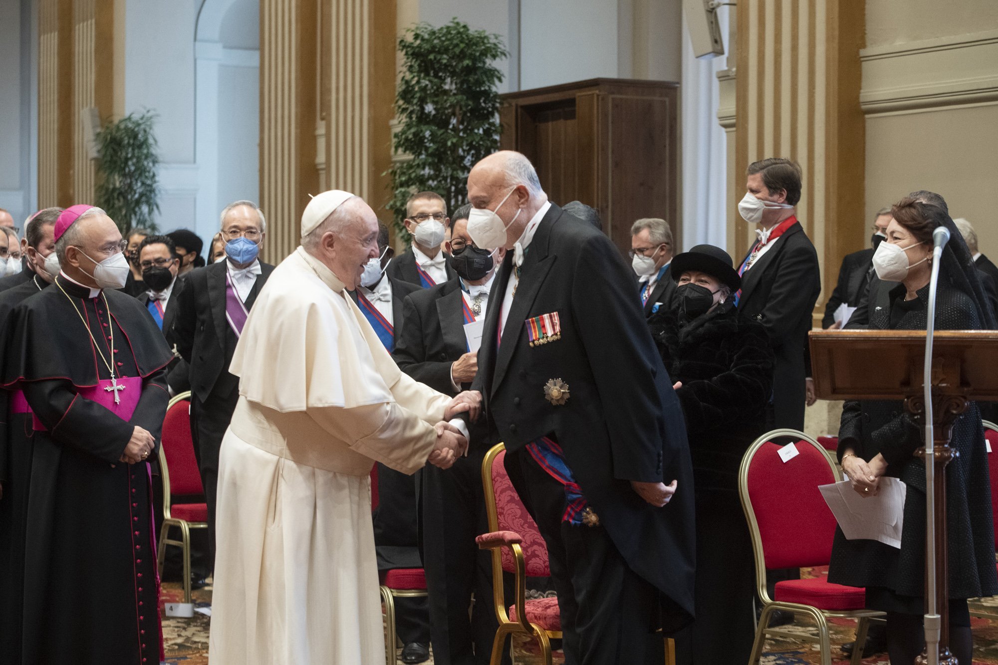 El Papa Francisco saluda a George Poulides, embajador de Chipre ante la Santa Sede y decano del cuerpo diplomático vaticano, a su llegada a la reunión anual con los diplomáticos acreditados ante la Santa Sede, en el Vaticano el 10 de enero de 2022. En su discurso, el Papa hizo un llamamiento para que se compruebe urgentemente la desinformación sobre las vacunas COVID-19. (Foto CNS /Vatican Media)
