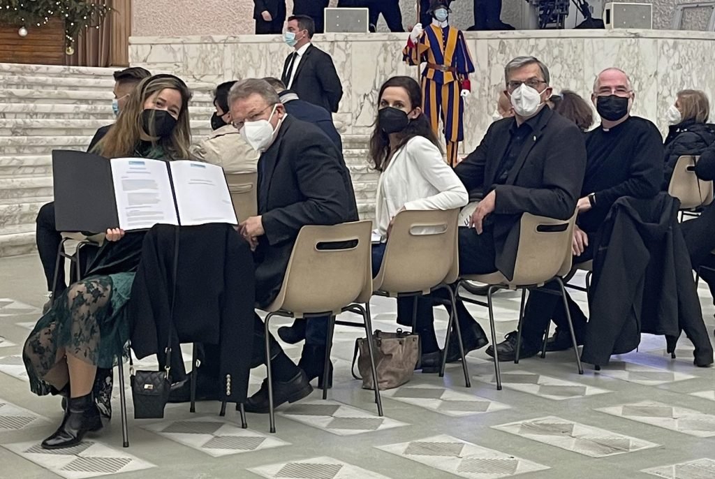 Un grupo de peregrinos que presentaron un "Manifiesto de la Fe" al Papa Francisco son fotografiados durante la Audiencia General del Papa en el Vaticano el 5 de enero. (Foto CNS/cortesía de la iniciativa Neuer Anfang)
