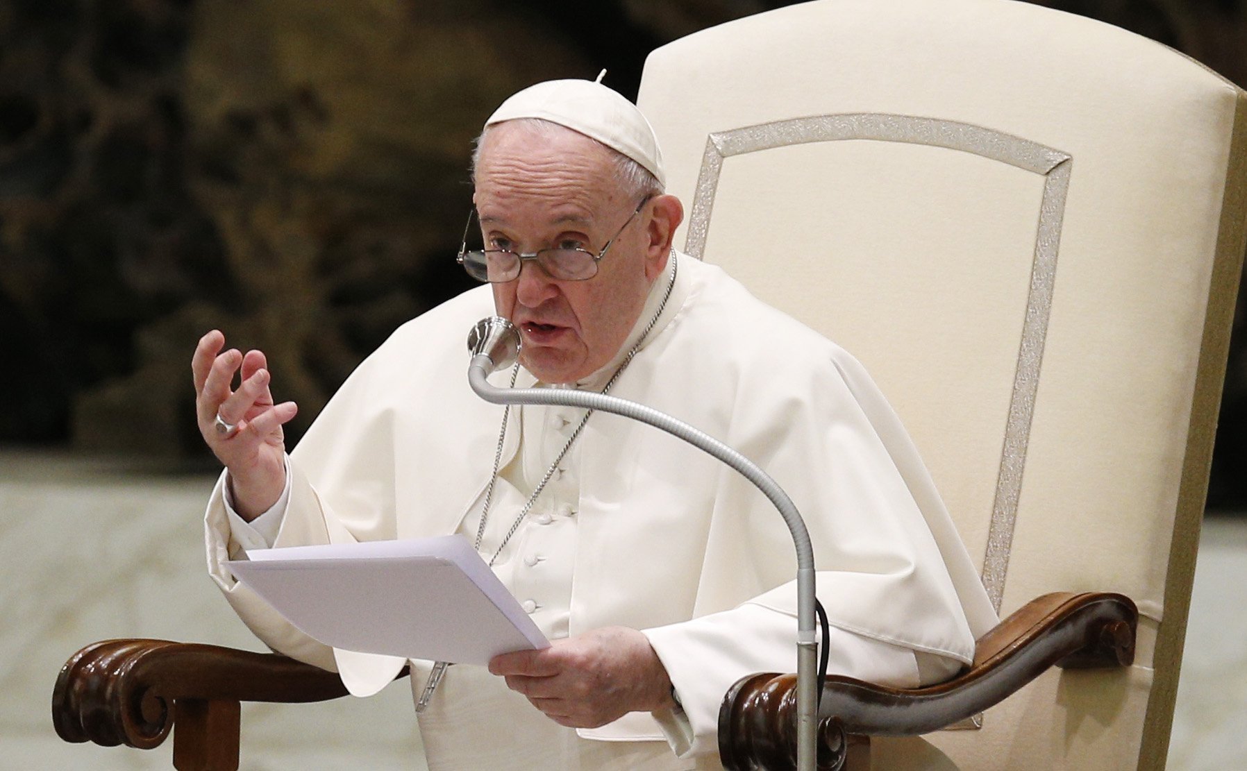 El papa Francisco habla mientras dirige su audiencia general en el aula Pablo VI del Vaticano el 12 de enero de 2022. (Foto CNS/Paul Haring)