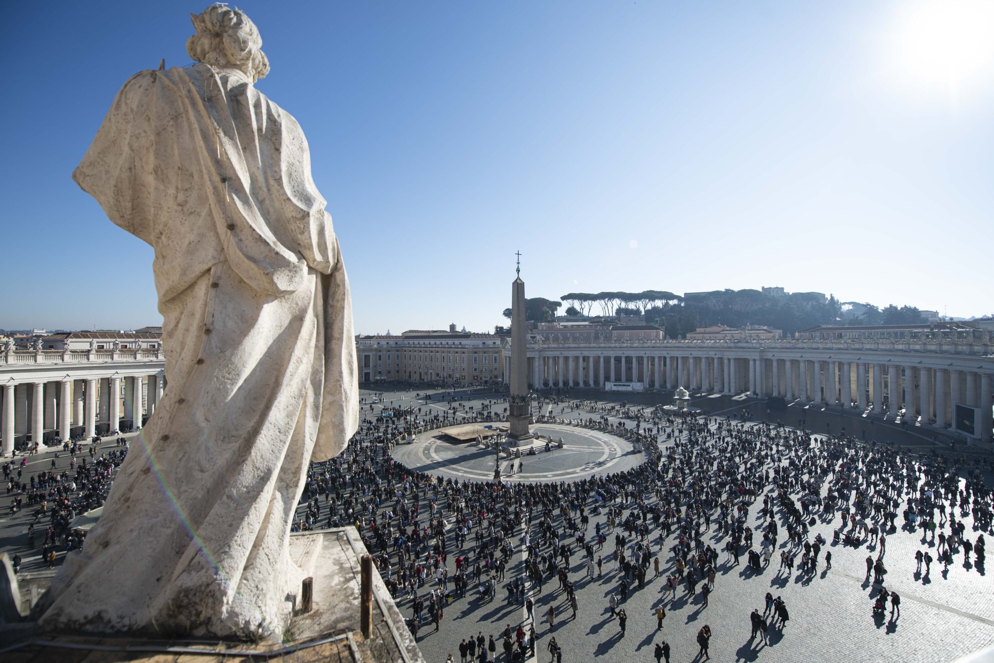 Personas en la Plaza de San Pedro asisten al rezo del Ángelus del papa Francisco desde la ventana de su estudio, con vista a la plaza, en el Vaticano el 16 de enero de 2022. (CNS photo/Vatican Media)